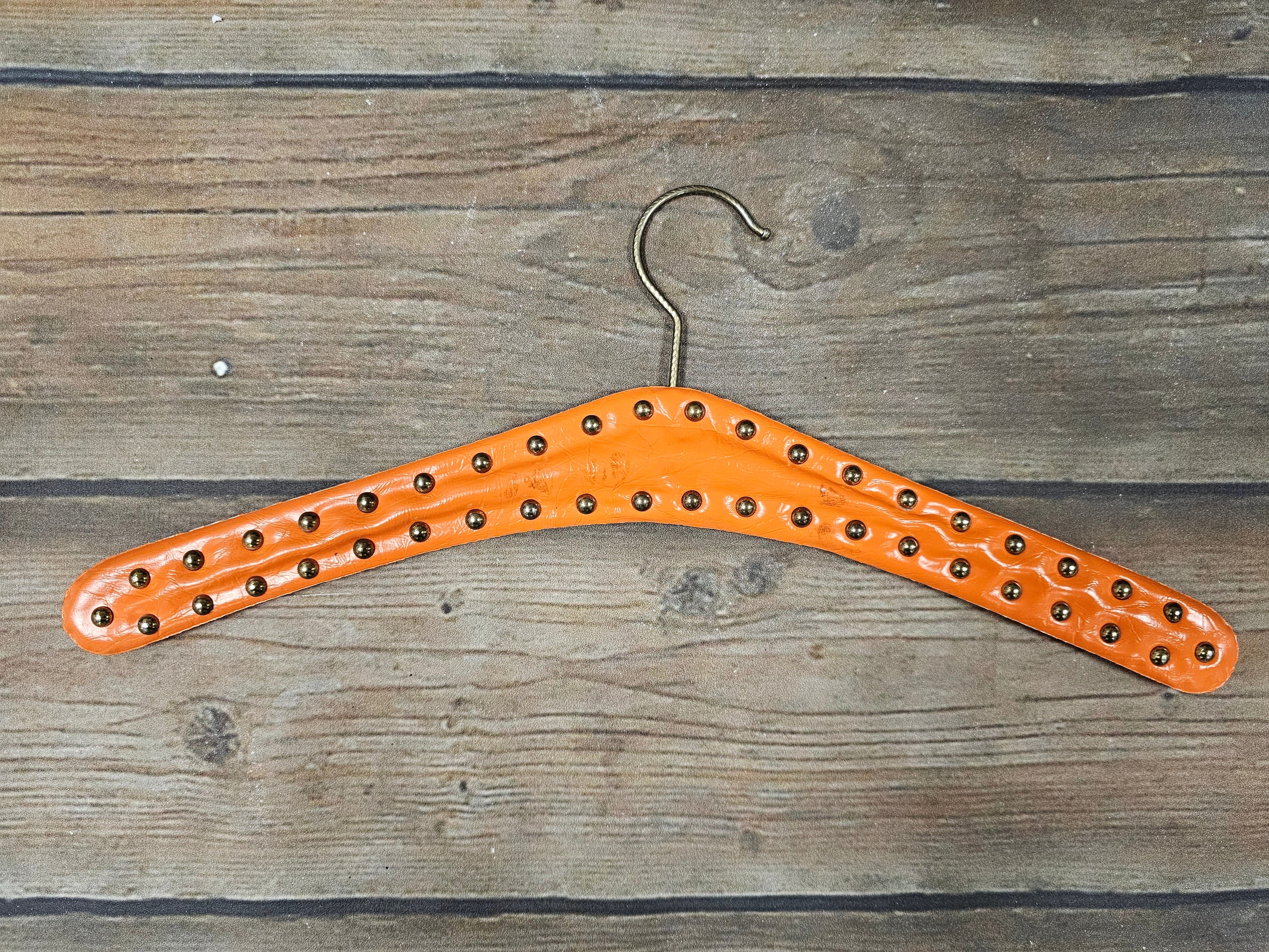 Kledinghanger met studs oranje