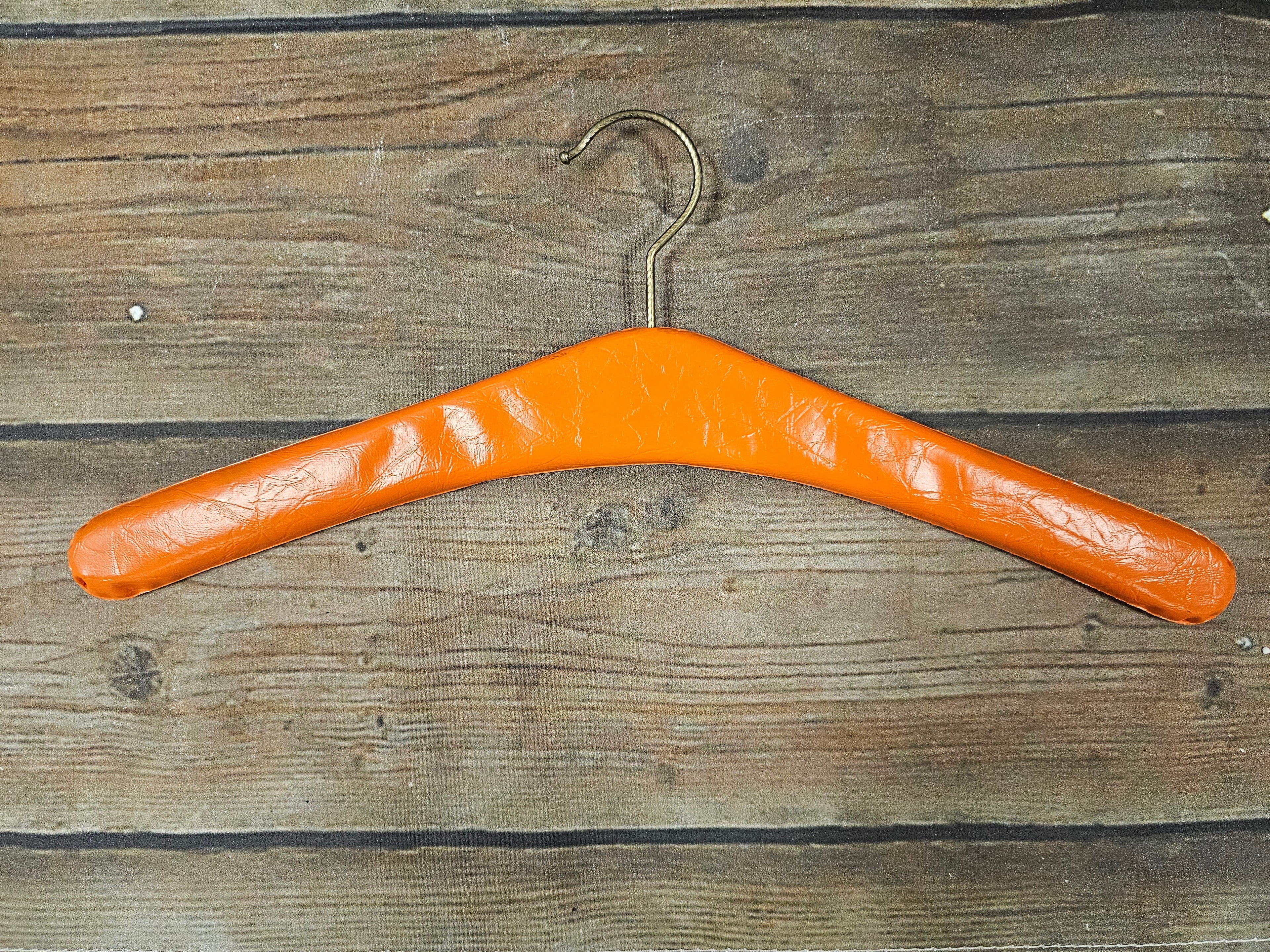 Kledinghanger met studs oranje