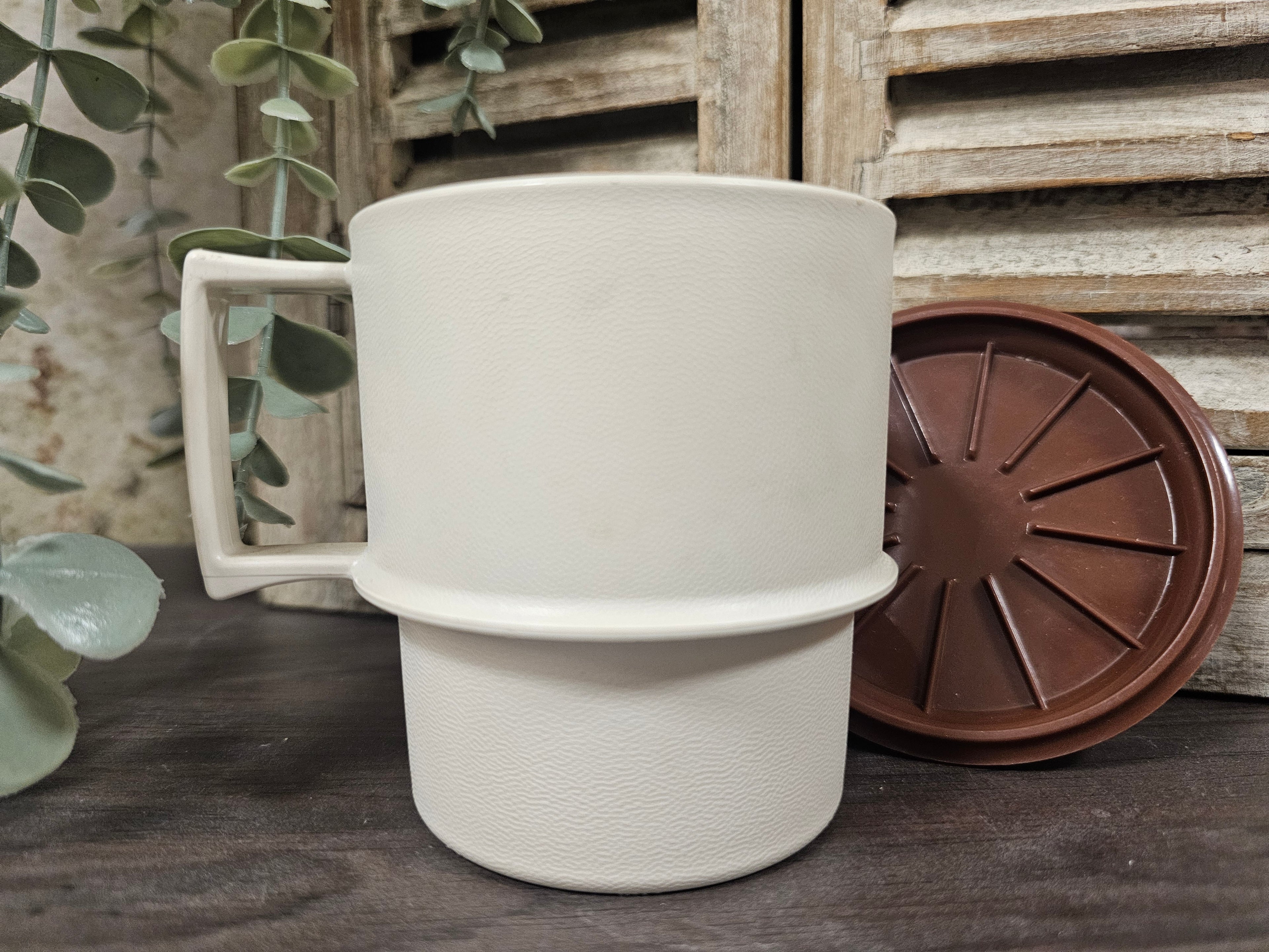 Tupperware koffie beker met deksel bruin