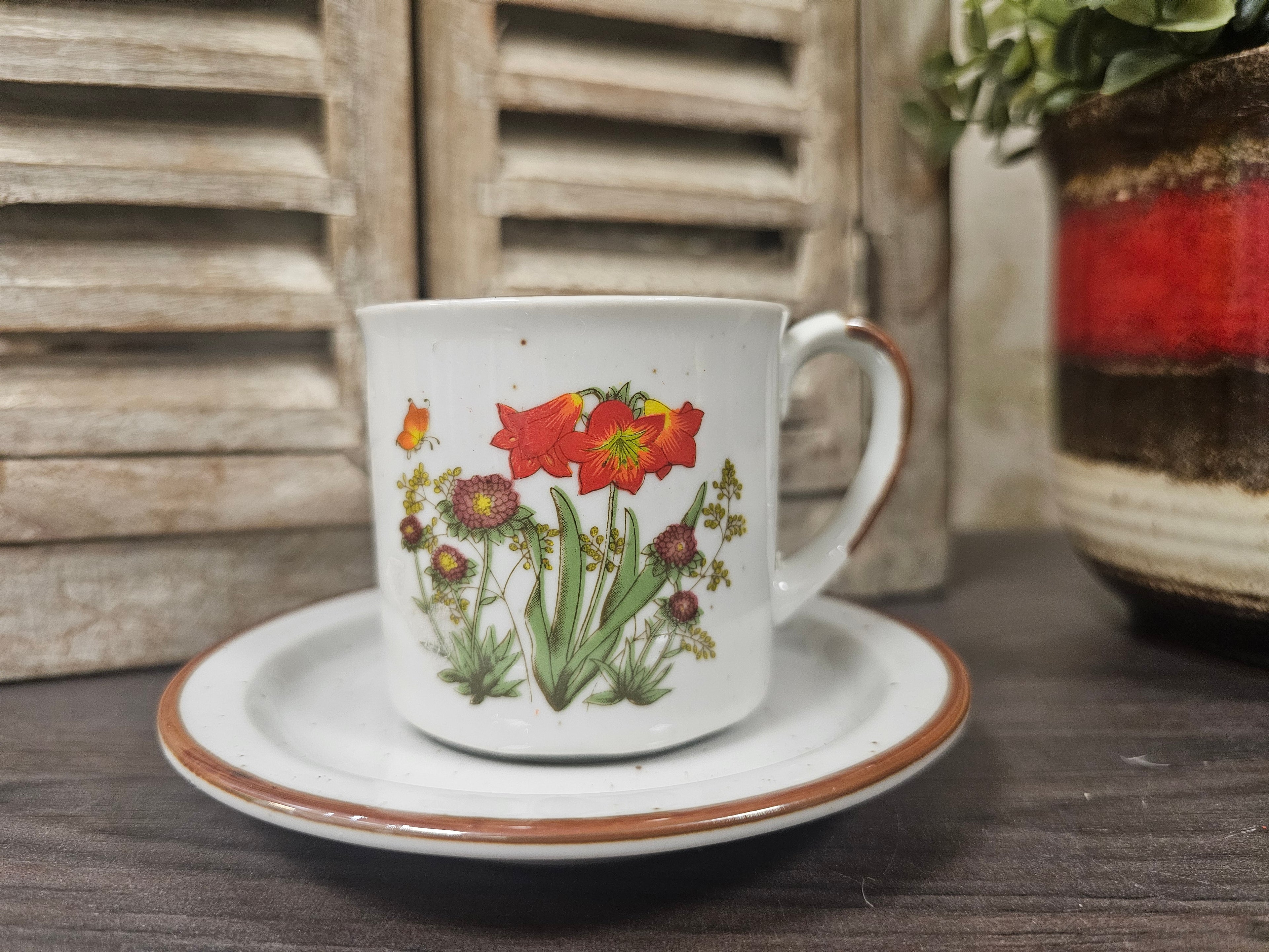 Wildflower kop en schotel rode bloemen