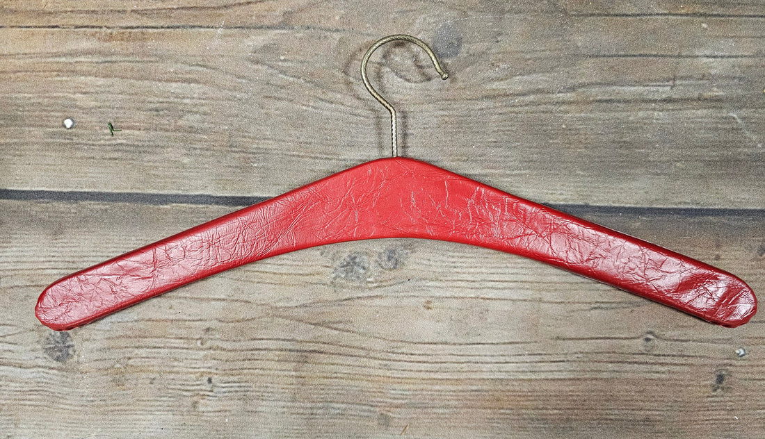 Vintage rode skailederen kledinghanger met studs