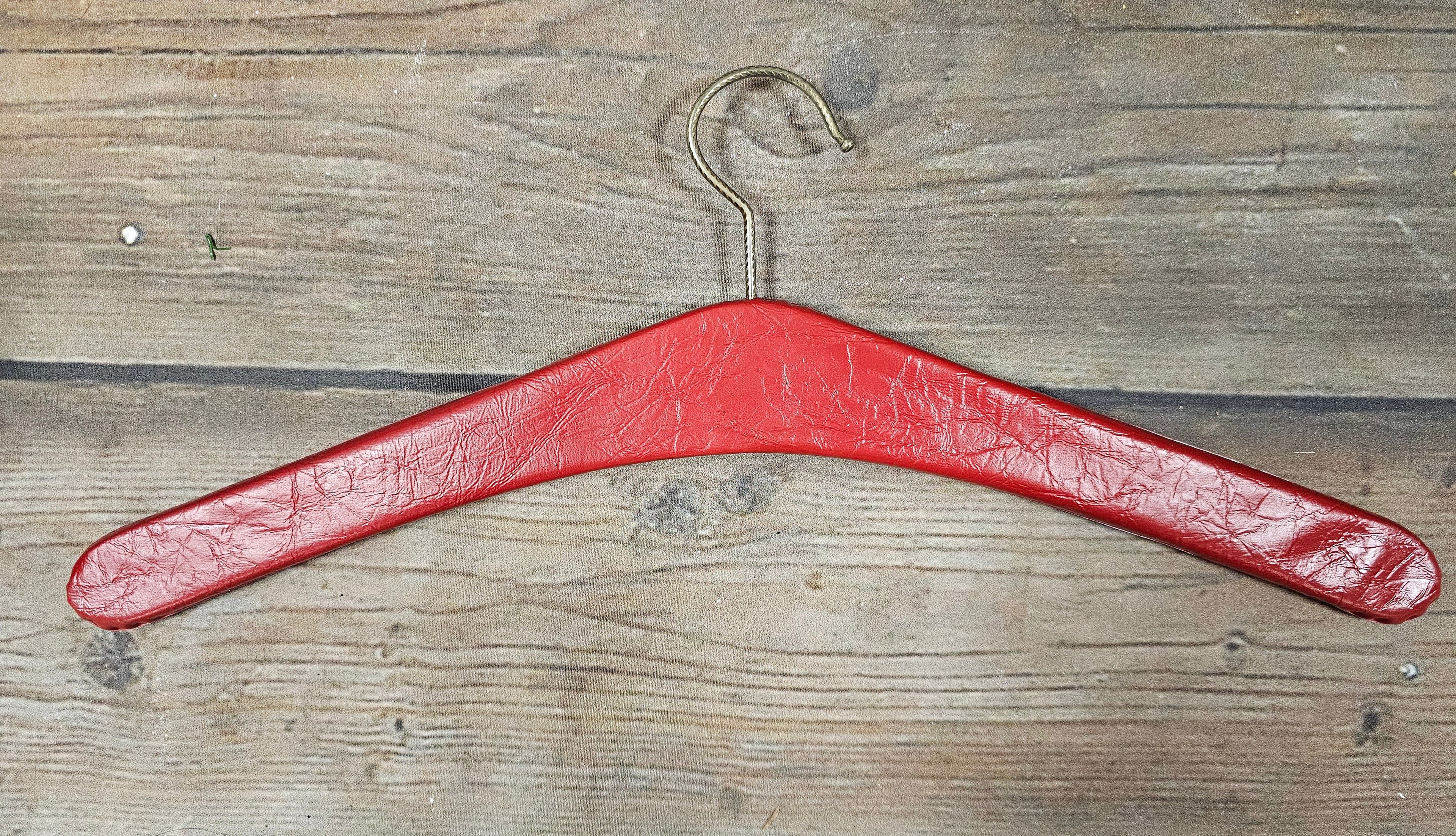 Vintage rode skailederen kledinghanger met studs