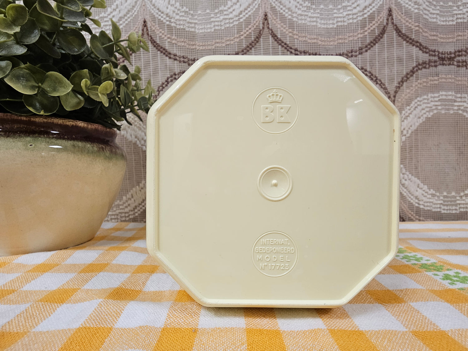 BK vintage kunststof voorraadpot