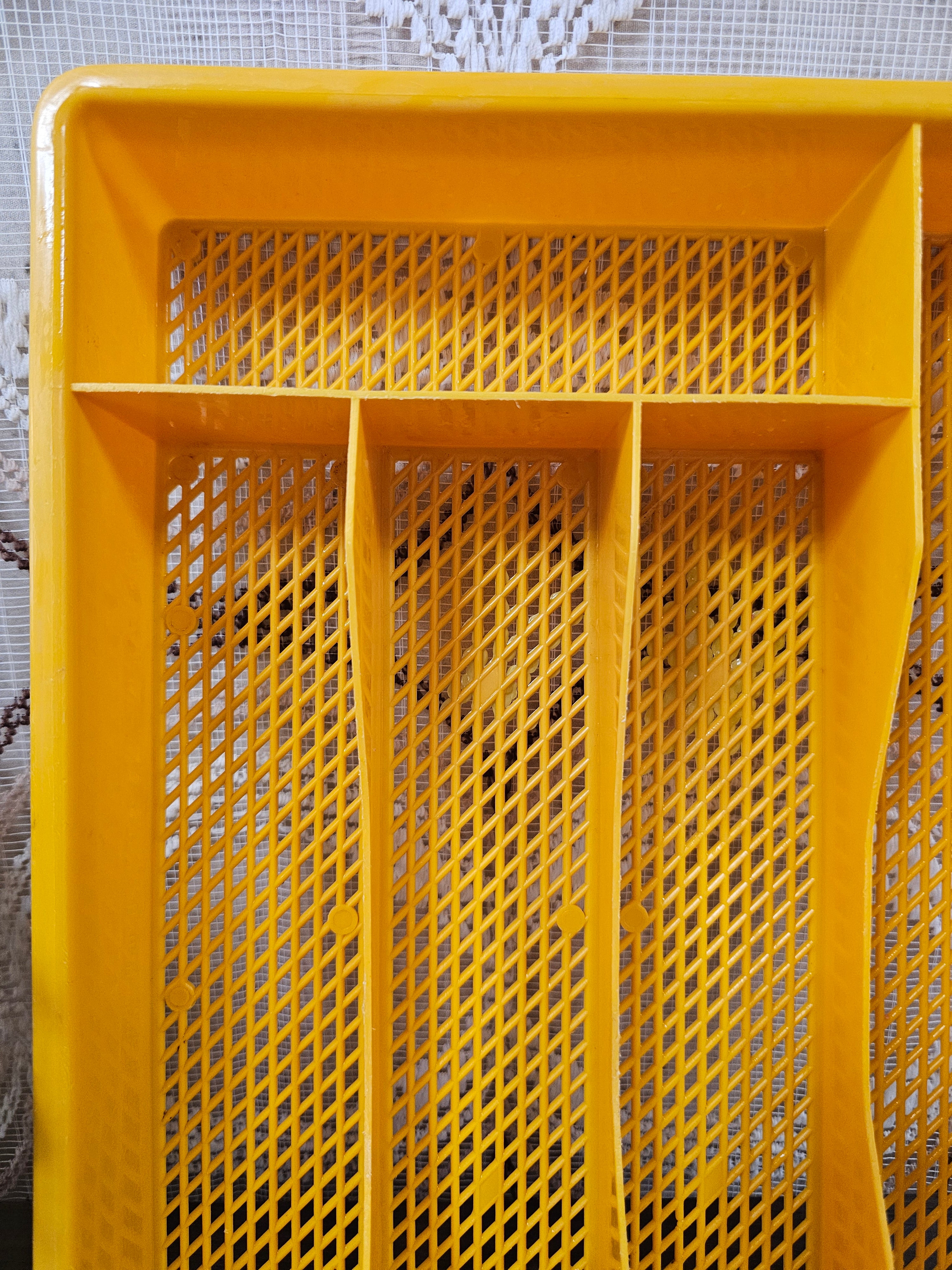 Oranje vintage kunststof bestekmand