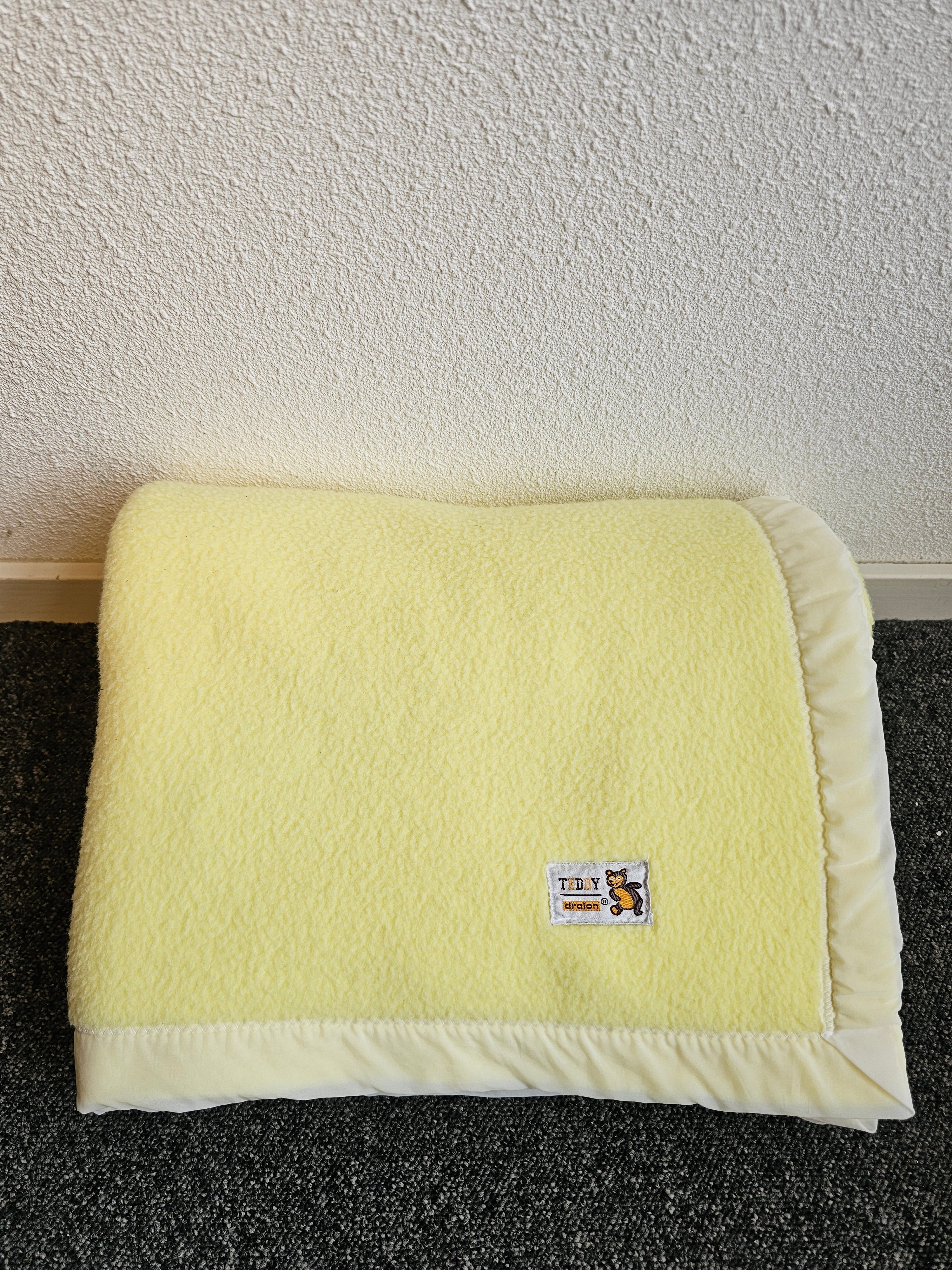 Teddy Dralon baby ledikant deken zachtgeel