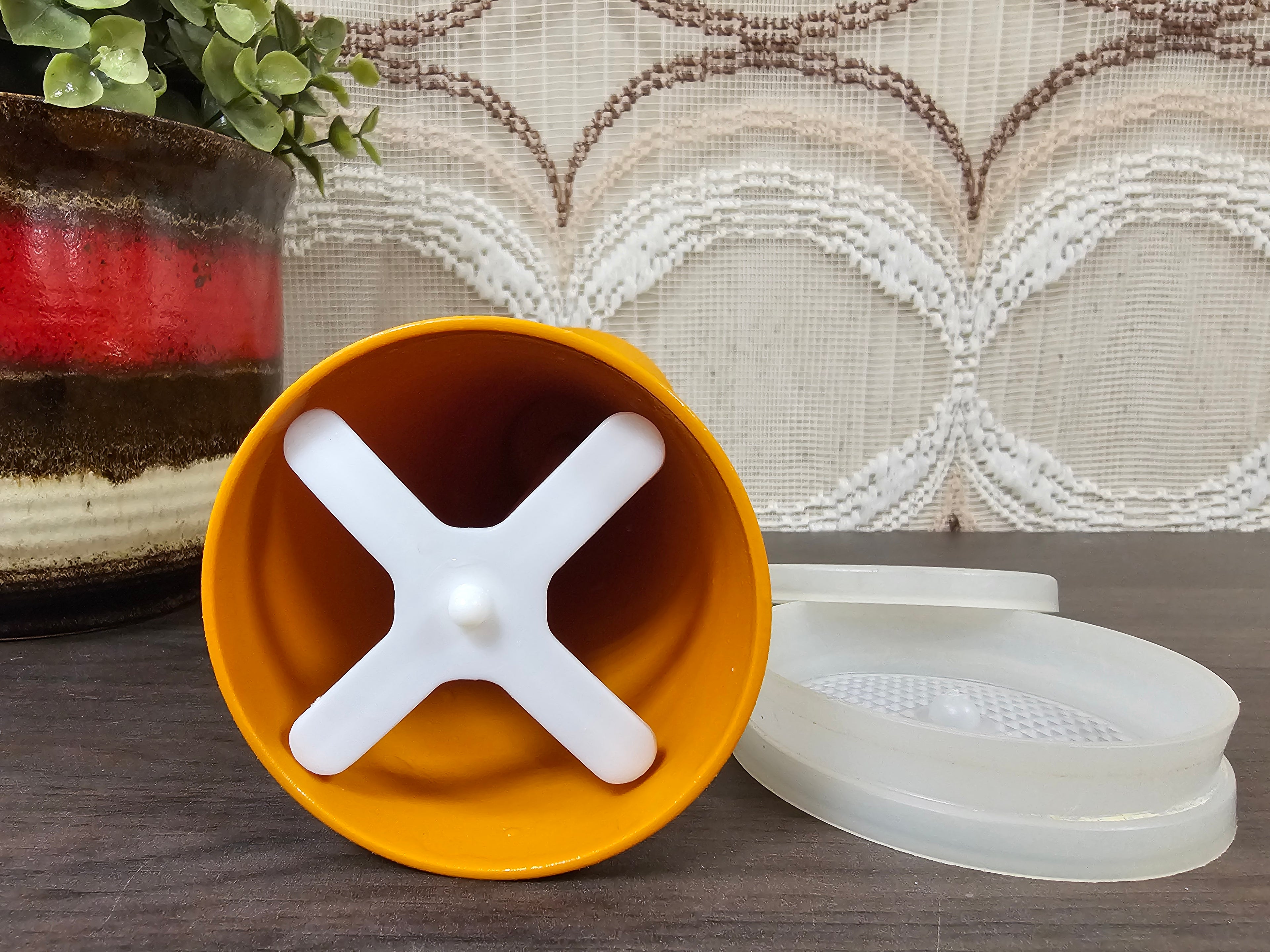 Tupperware oranje poedersuiker strooier