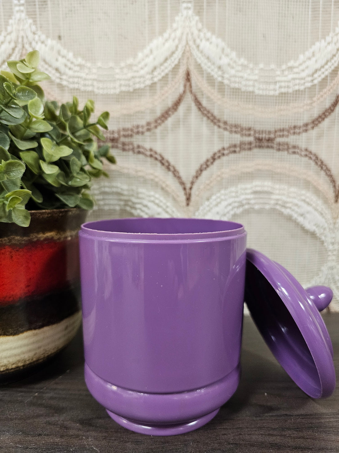 Paarse kunststof voorraadpot