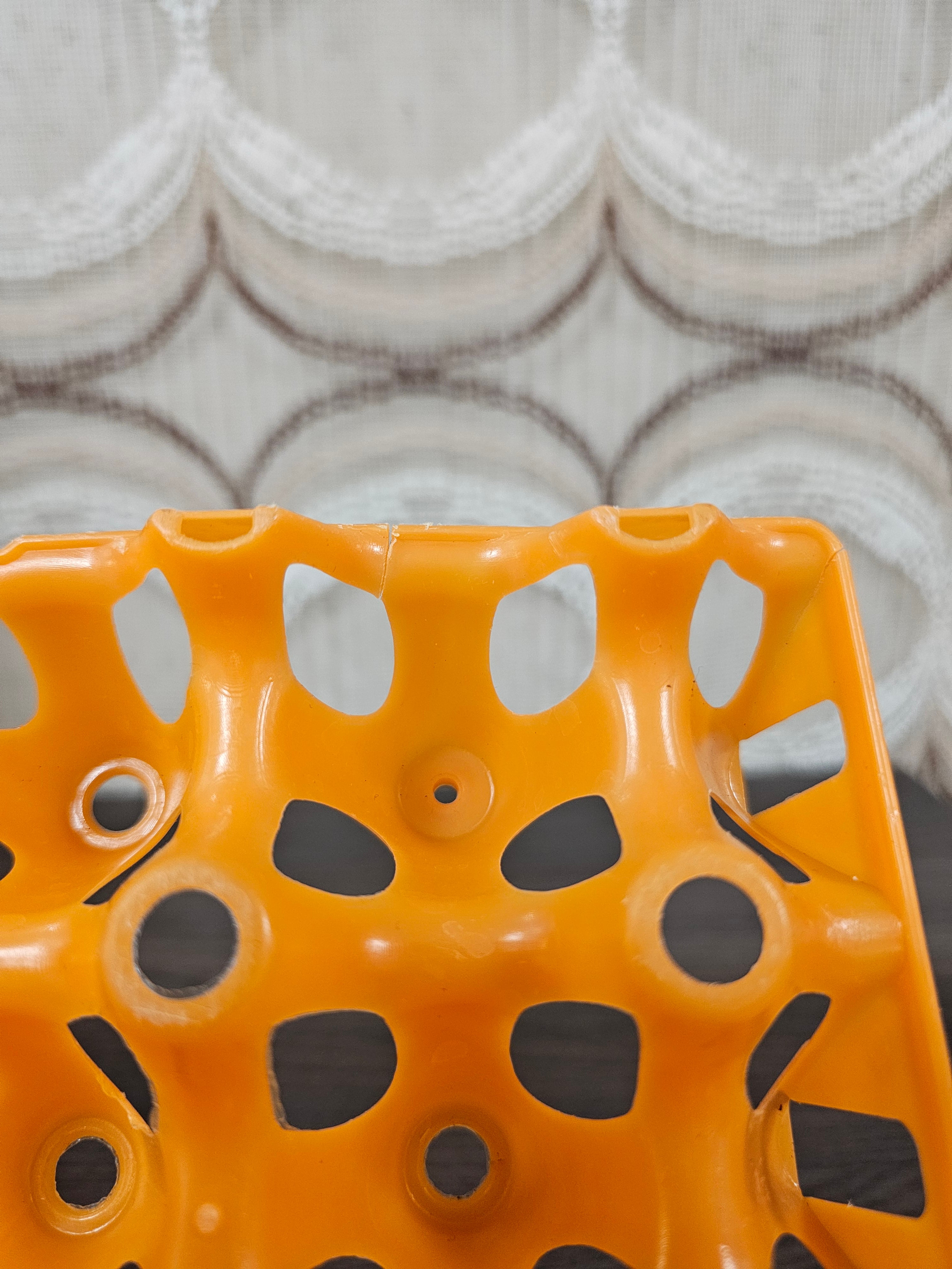 Oranje vintage kunststof eierrek