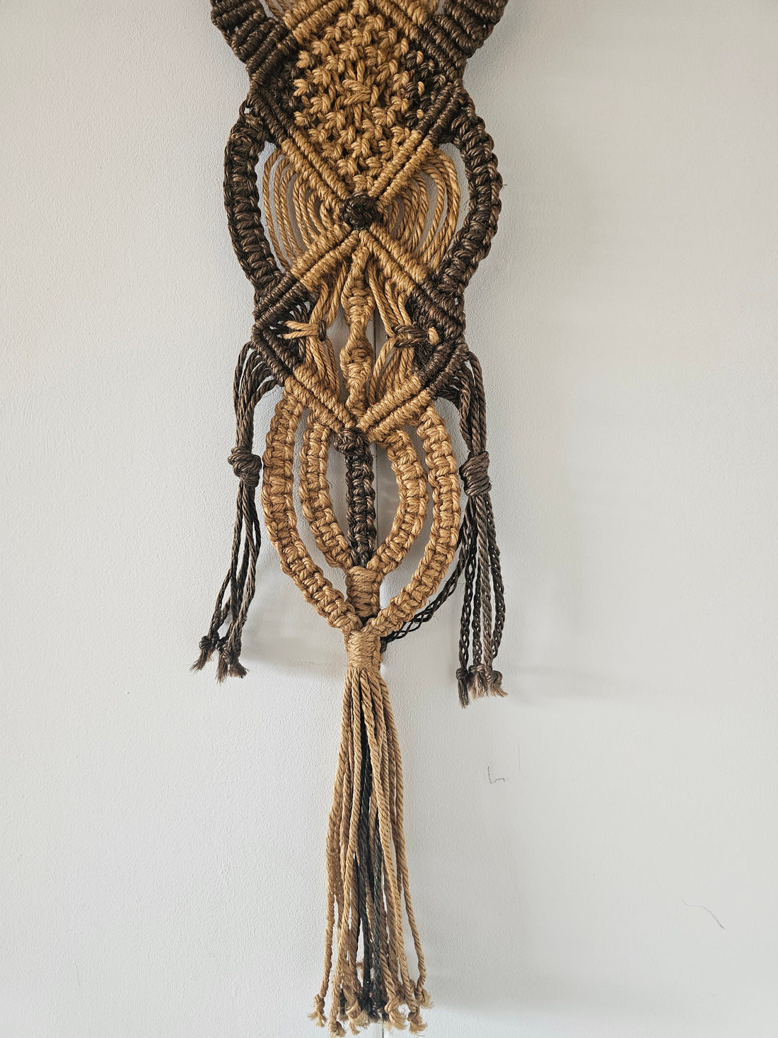 Vintage handgemaakte macramé wanddecoratie bruin beige – 115 cm lang