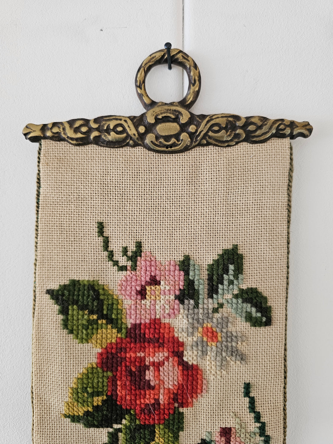 Schellekoord met bloemenborduurwerk en messing beslag