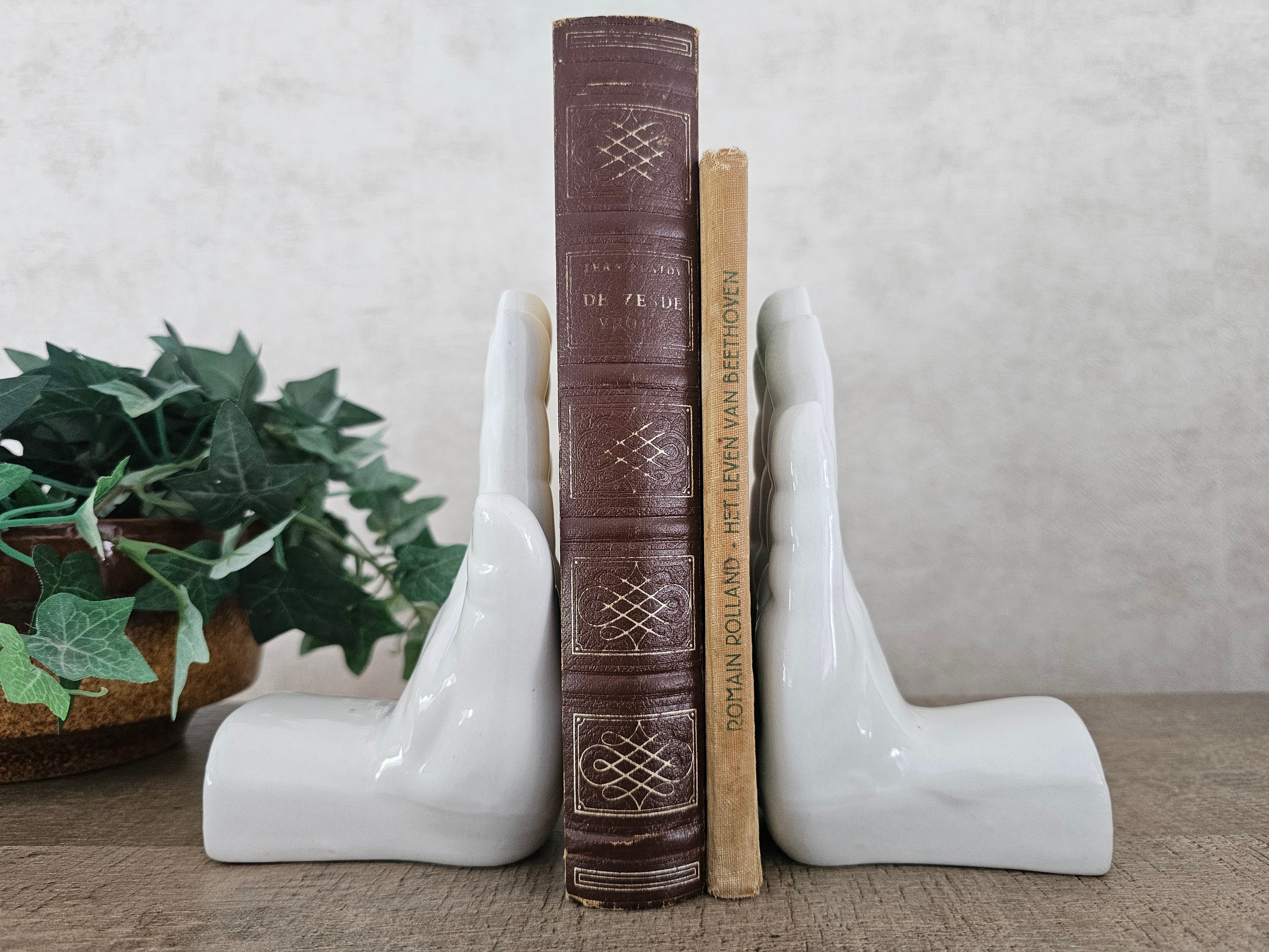 Jaren 80 wit keramiek hand boekensteun