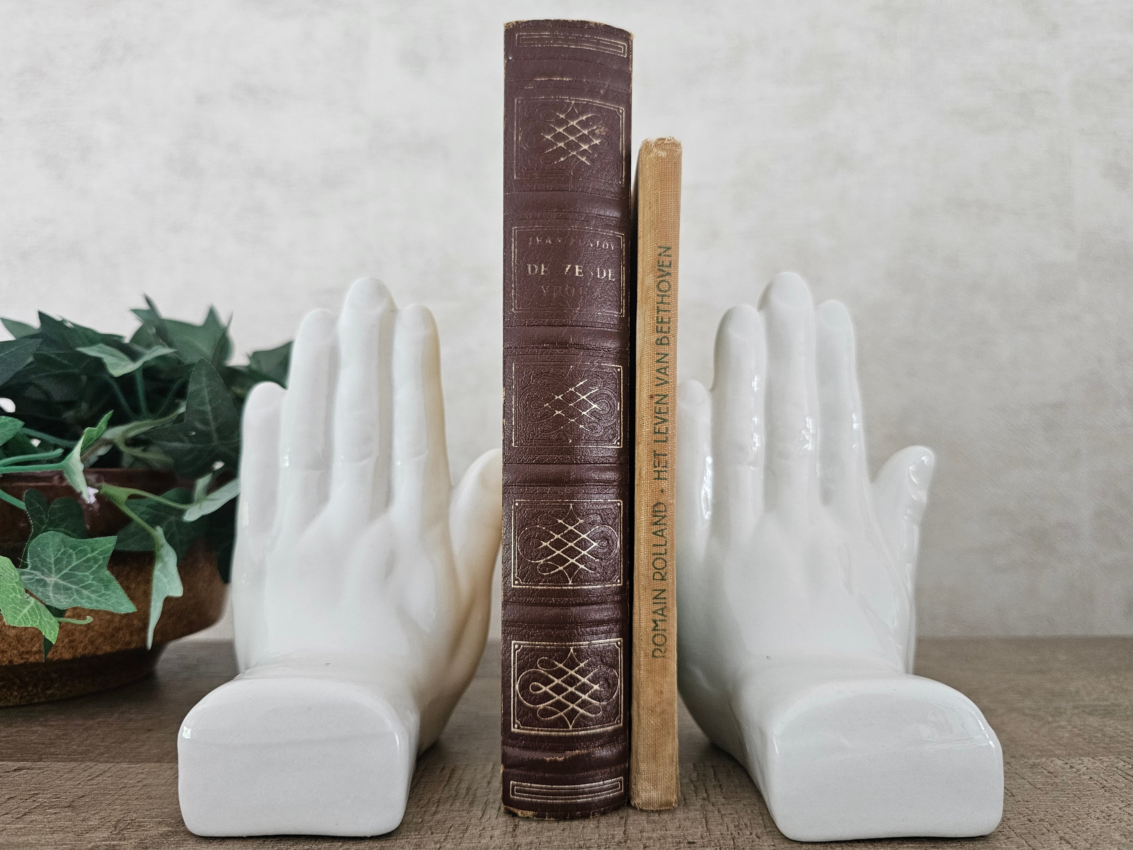 Jaren 80 wit keramiek hand boekensteun