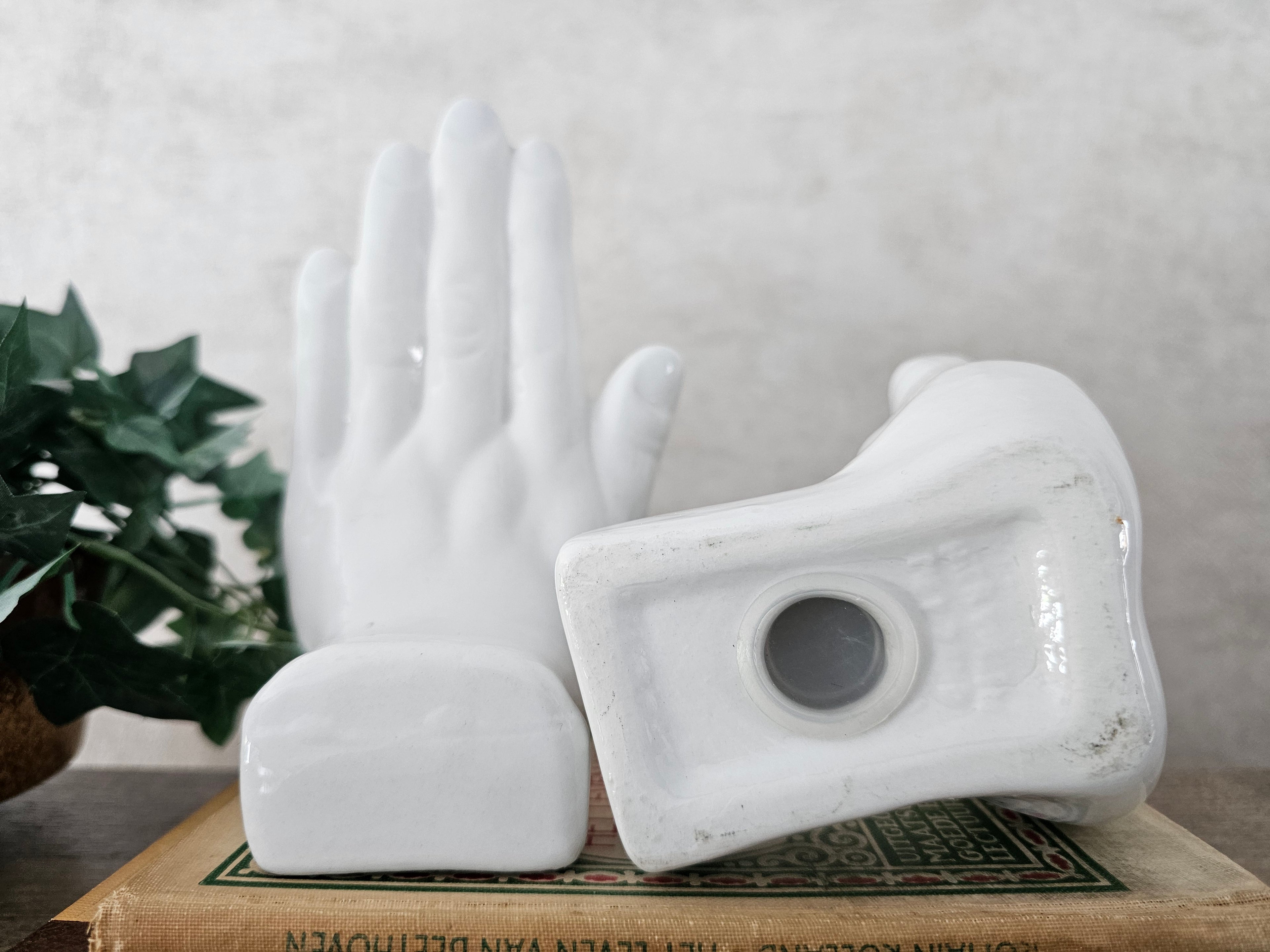 Jaren 80 wit keramiek hand boekensteun
