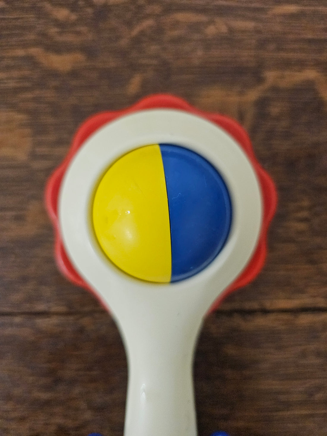 Ambi Toys rammelaar handy dandy rode rand