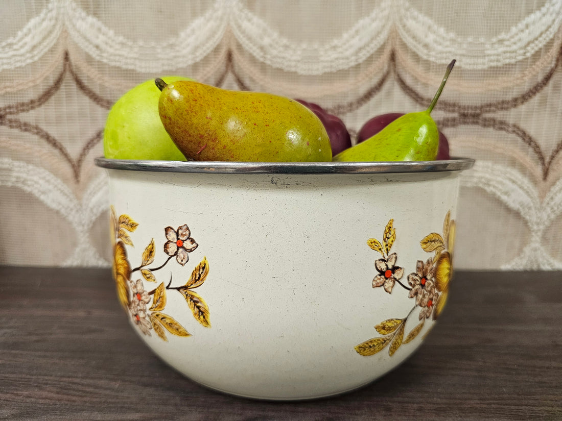 Emaille kom met gele bloemen