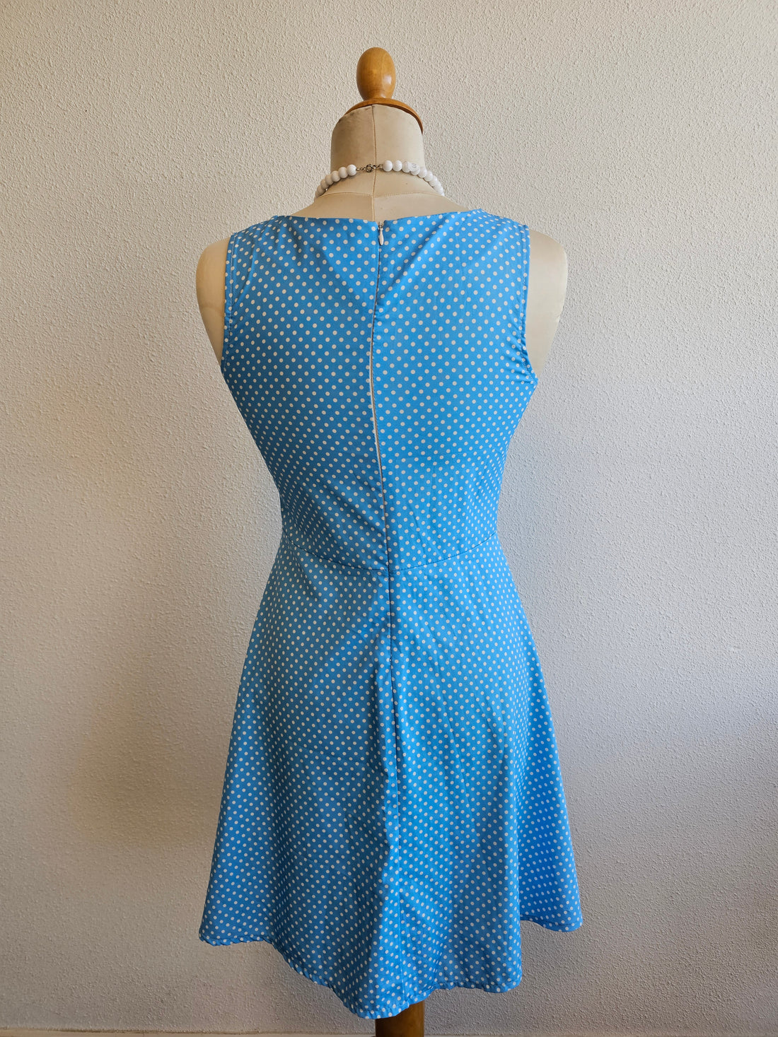 Blauwe jurk witte stippen