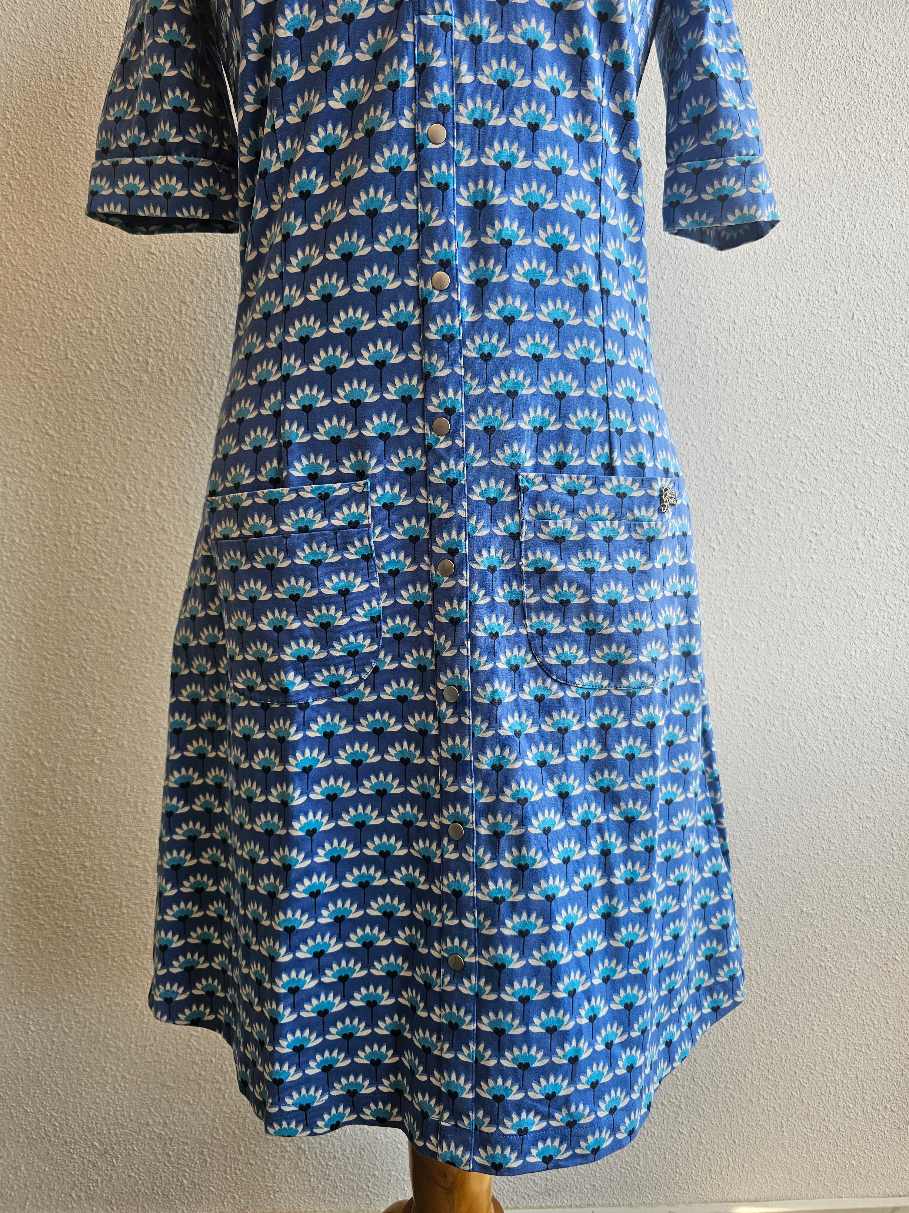 Tante Betsy blauwe gebloemde jurk