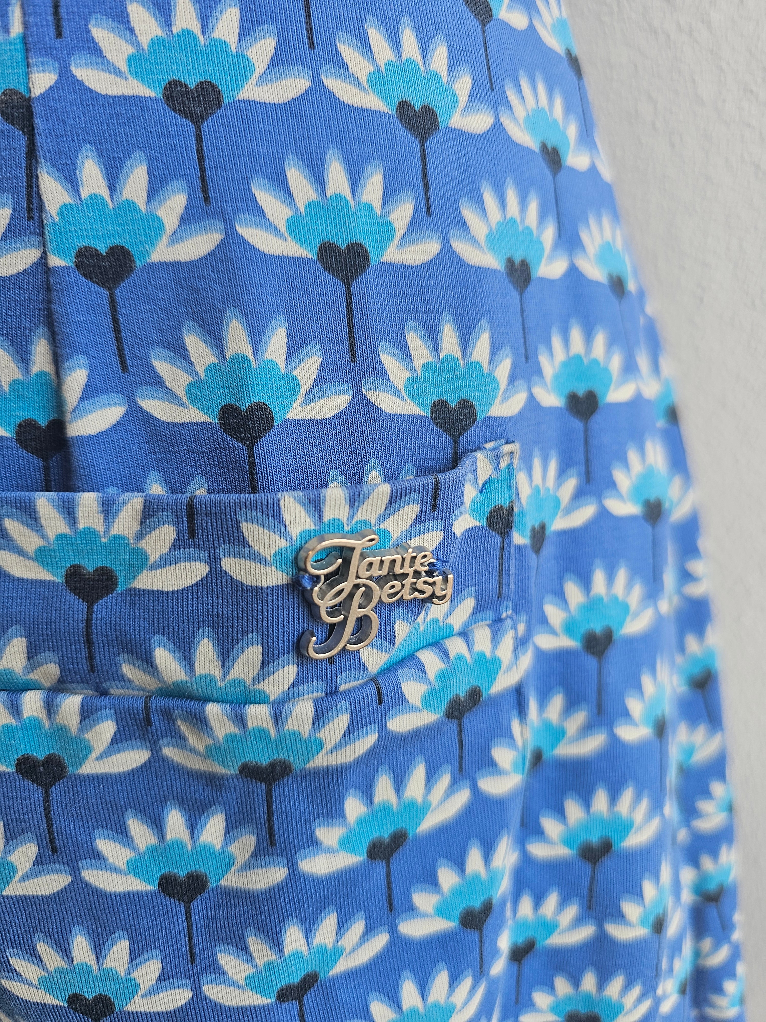 Tante Betsy blauwe gebloemde jurk