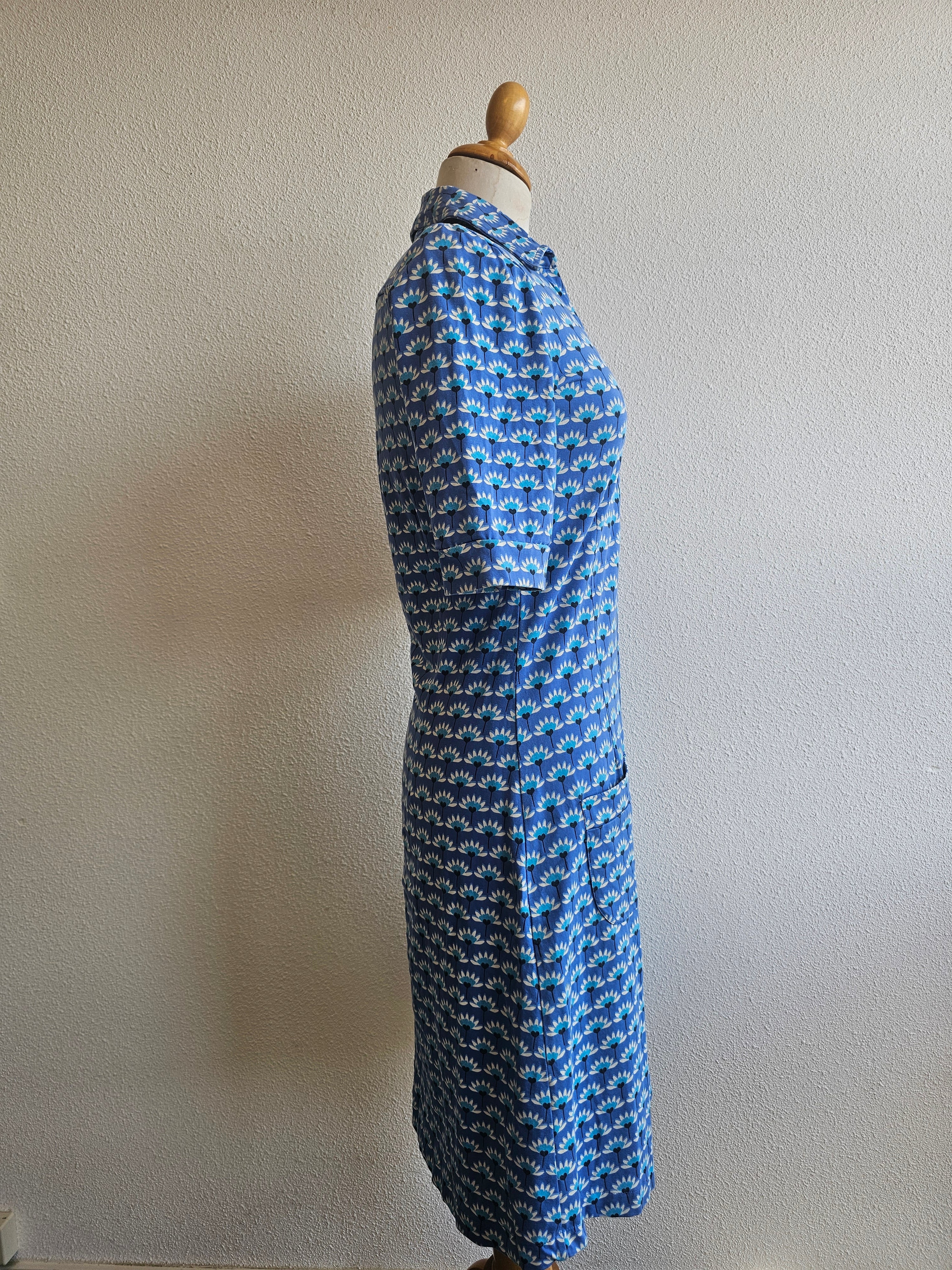 Tante Betsy blauwe gebloemde jurk