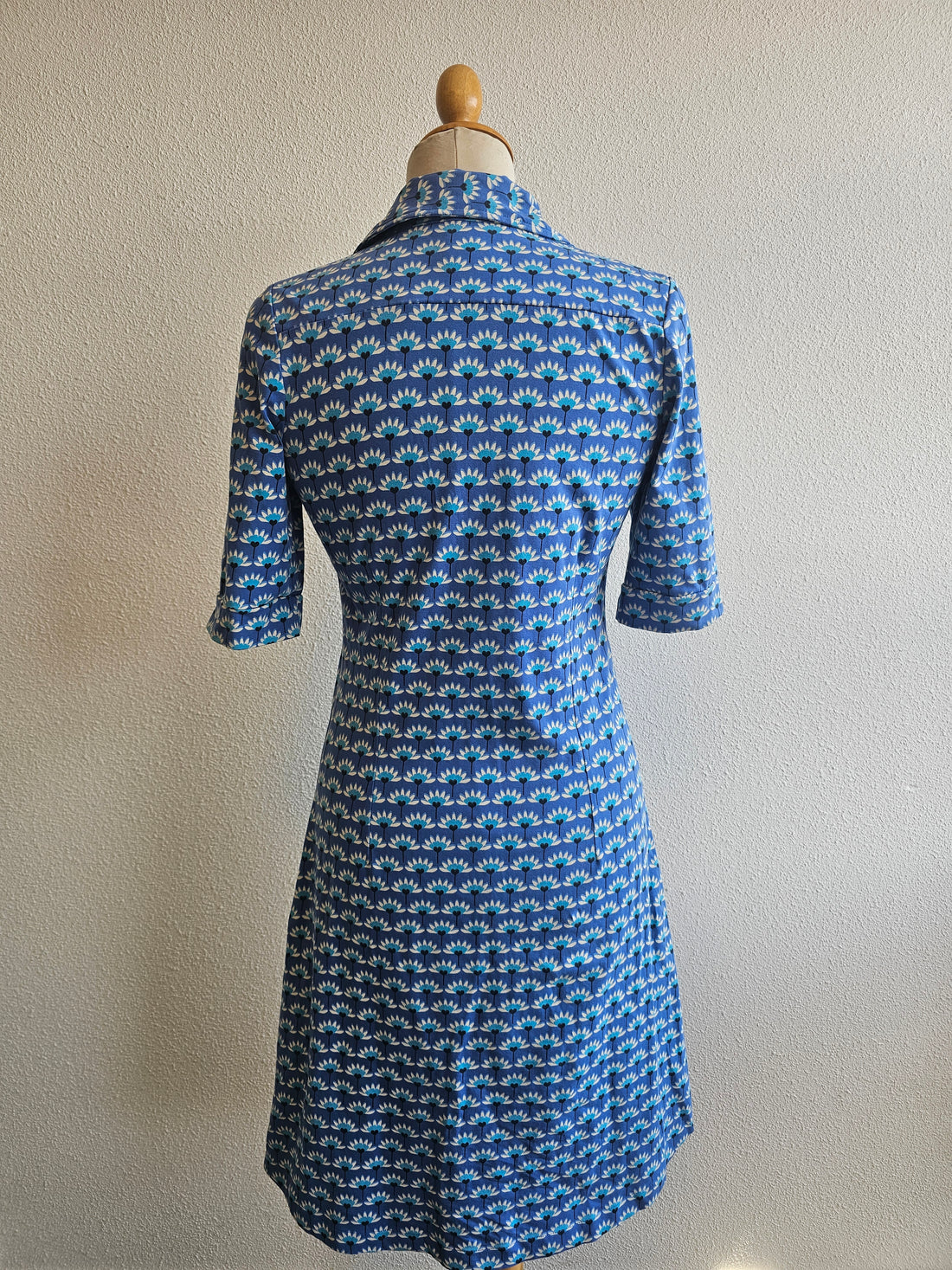 Tante Betsy blauwe gebloemde jurk