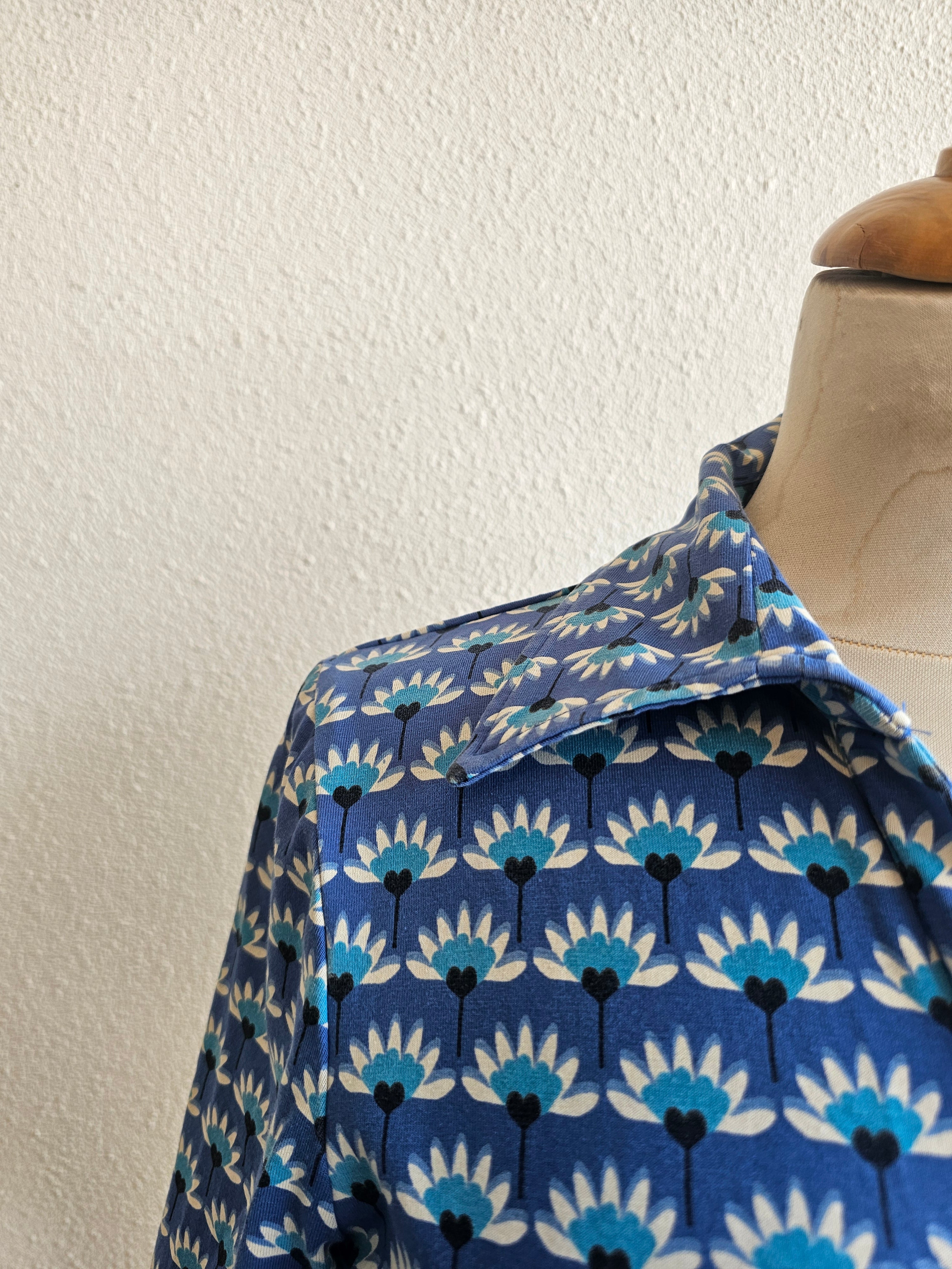 Tante Betsy blauwe gebloemde jurk