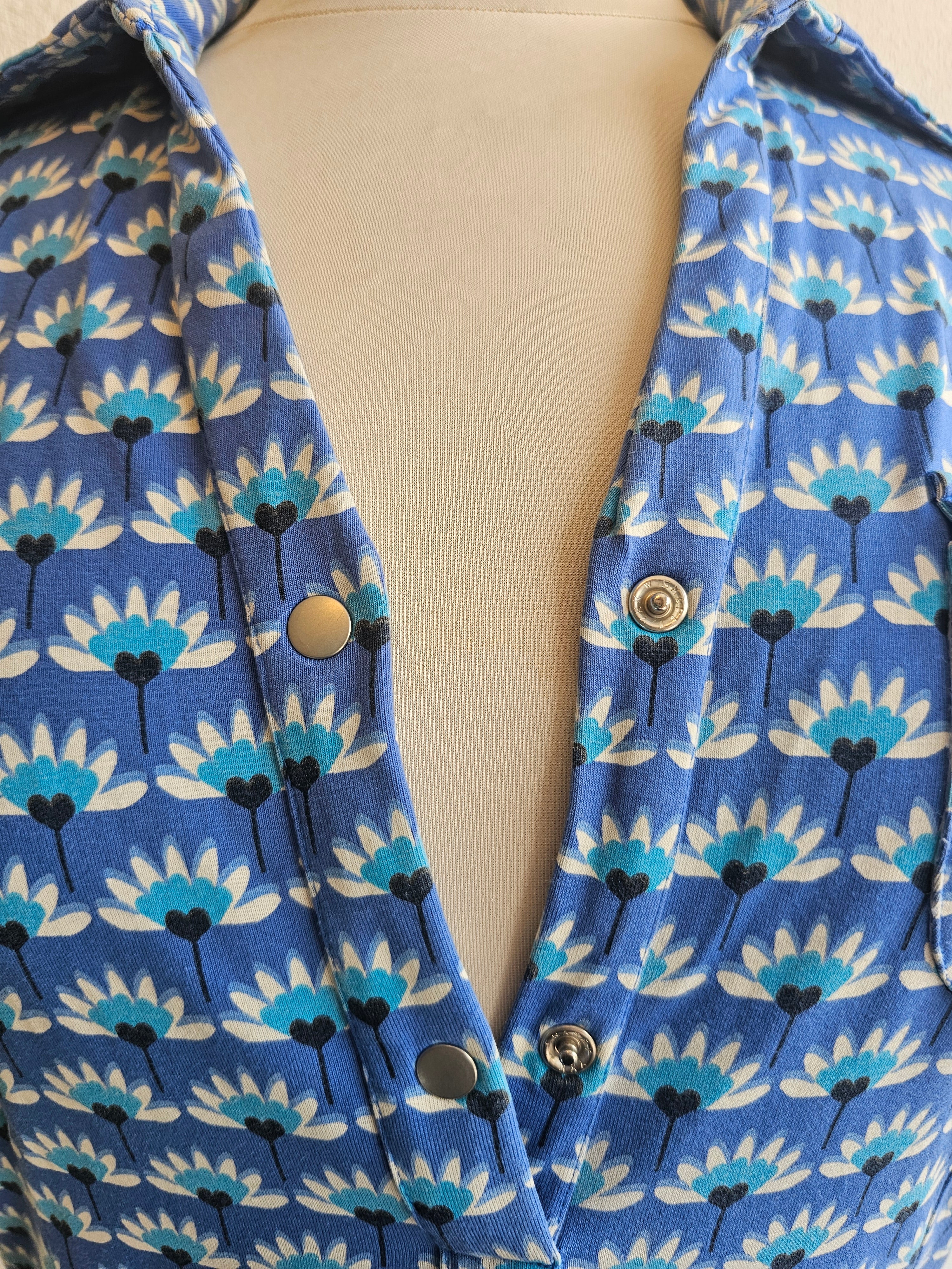 Tante Betsy blauwe gebloemde jurk