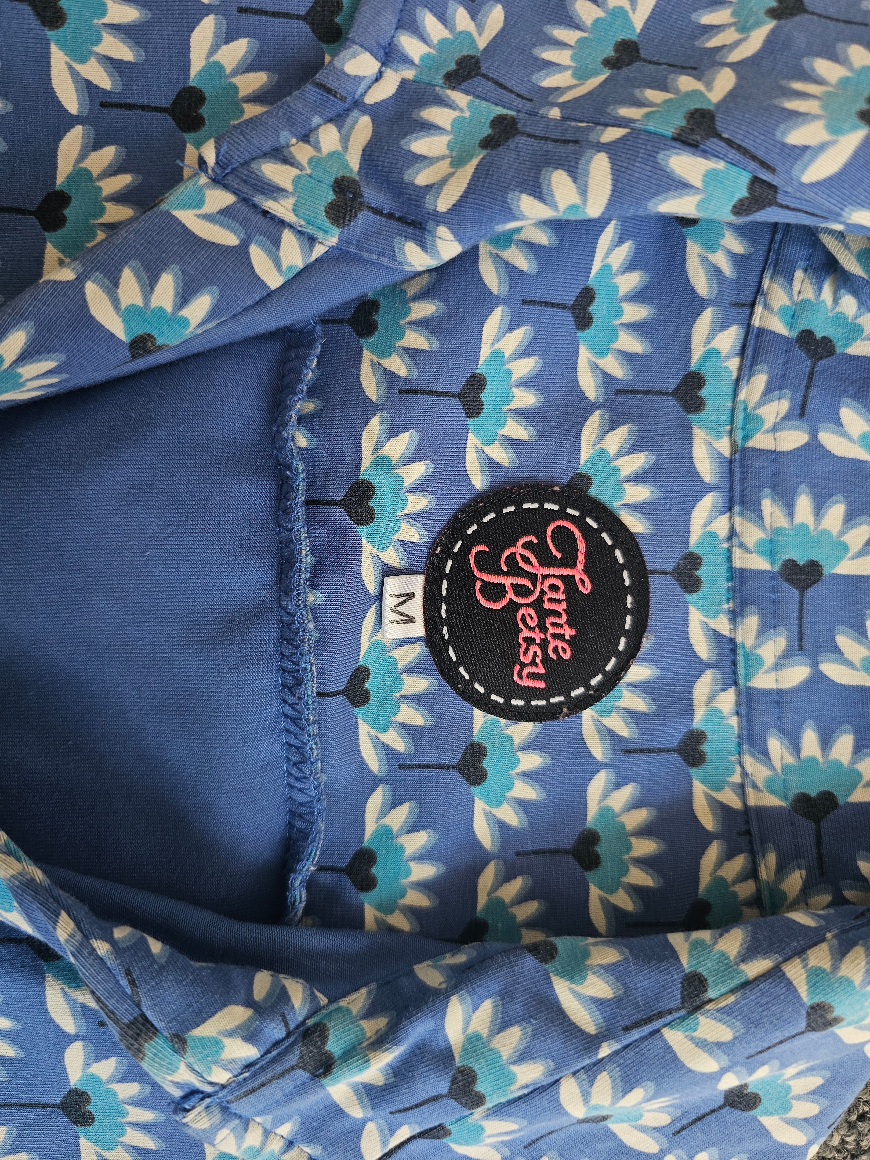 Tante Betsy blauwe gebloemde jurk