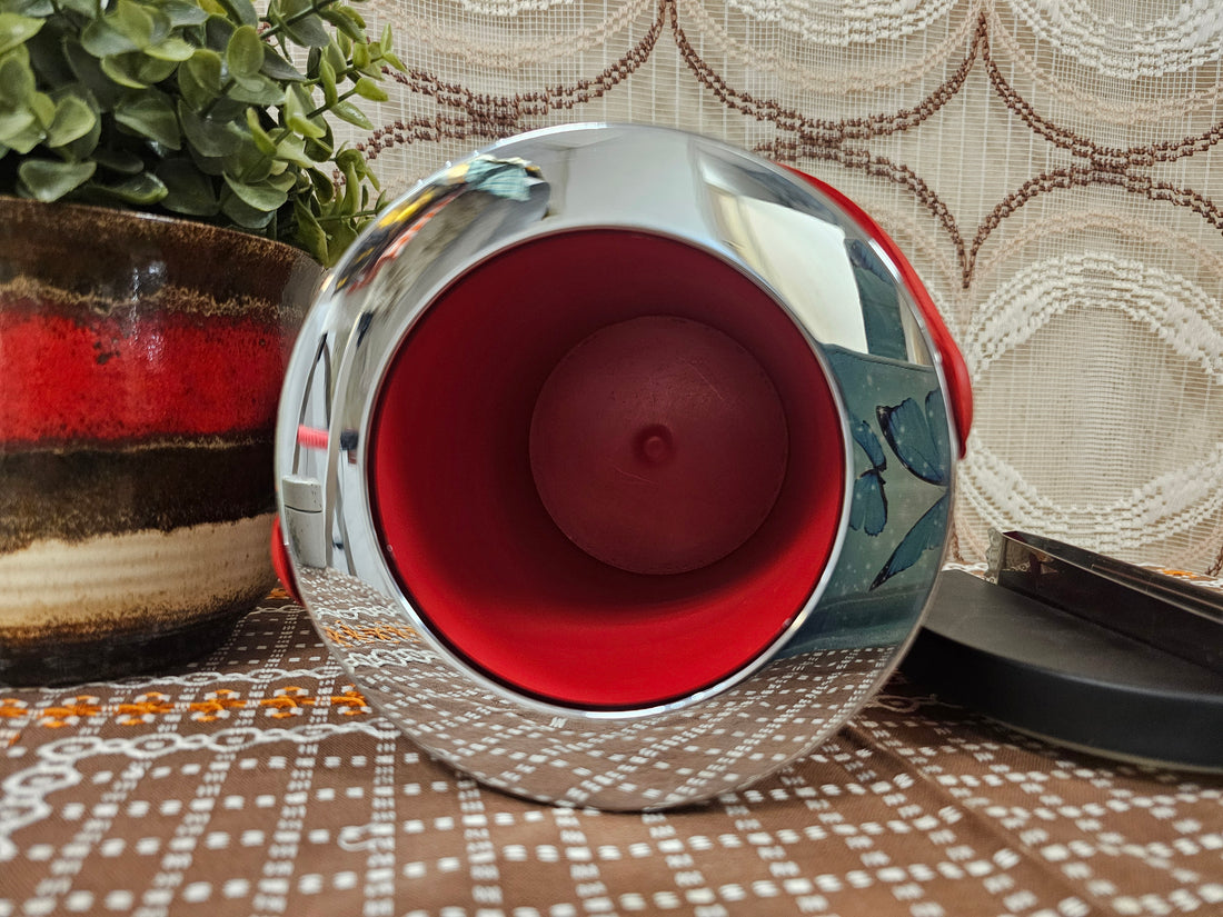 Rode vintage ijsemmer met ijstang