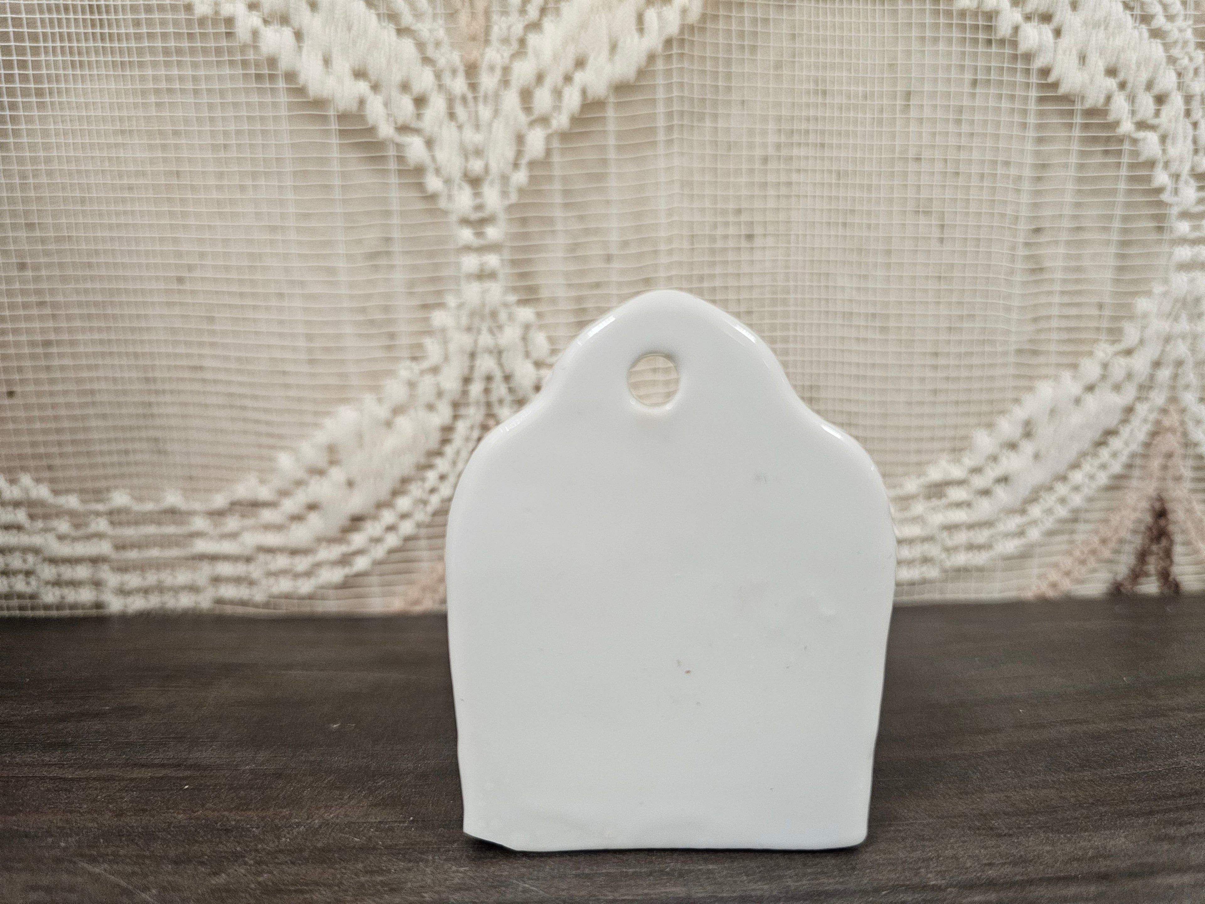Vintage porseleinen wandhanger Rings and Things met roosjes