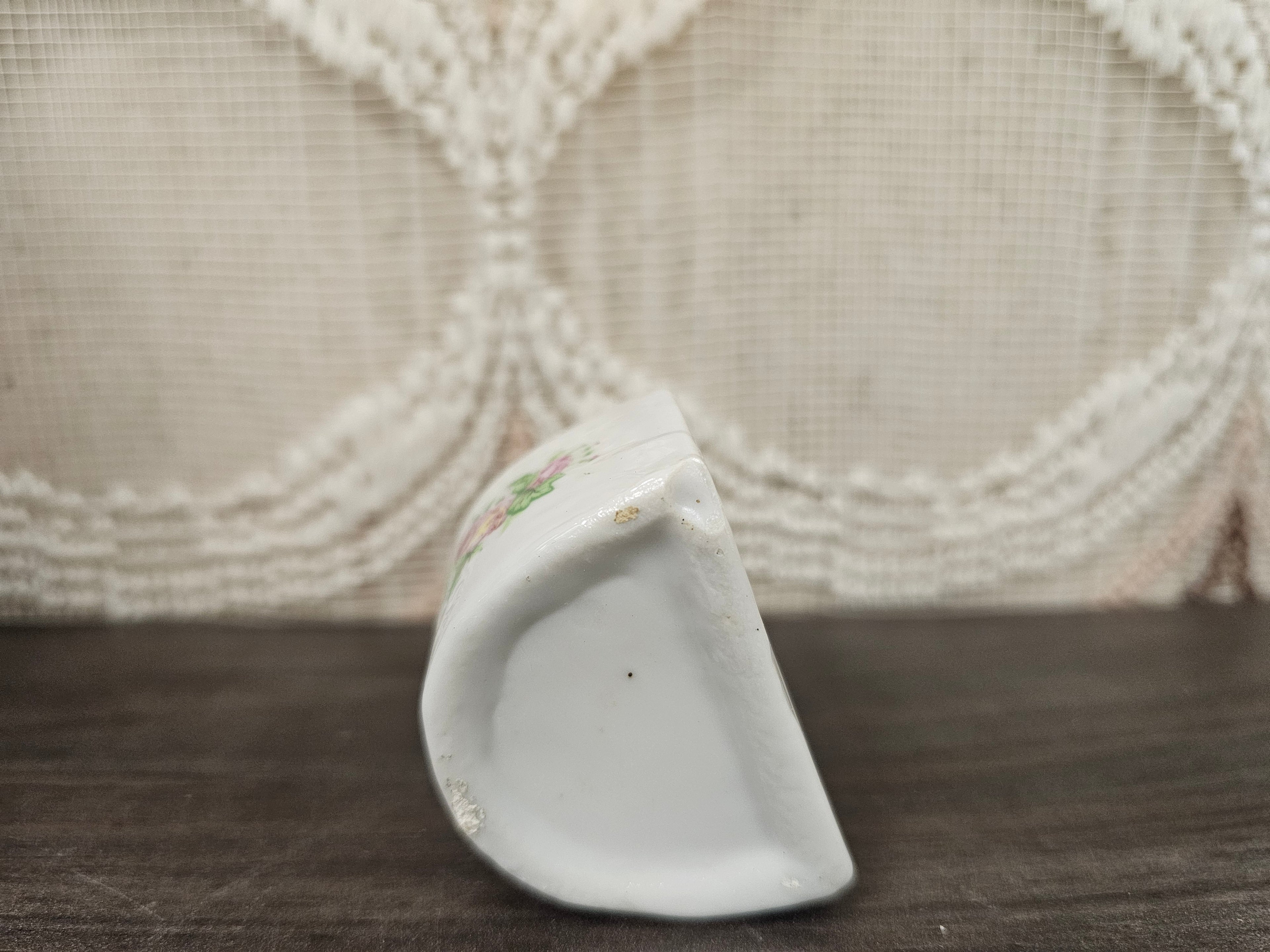 Vintage porseleinen wandhanger Rings and Things met roosjes