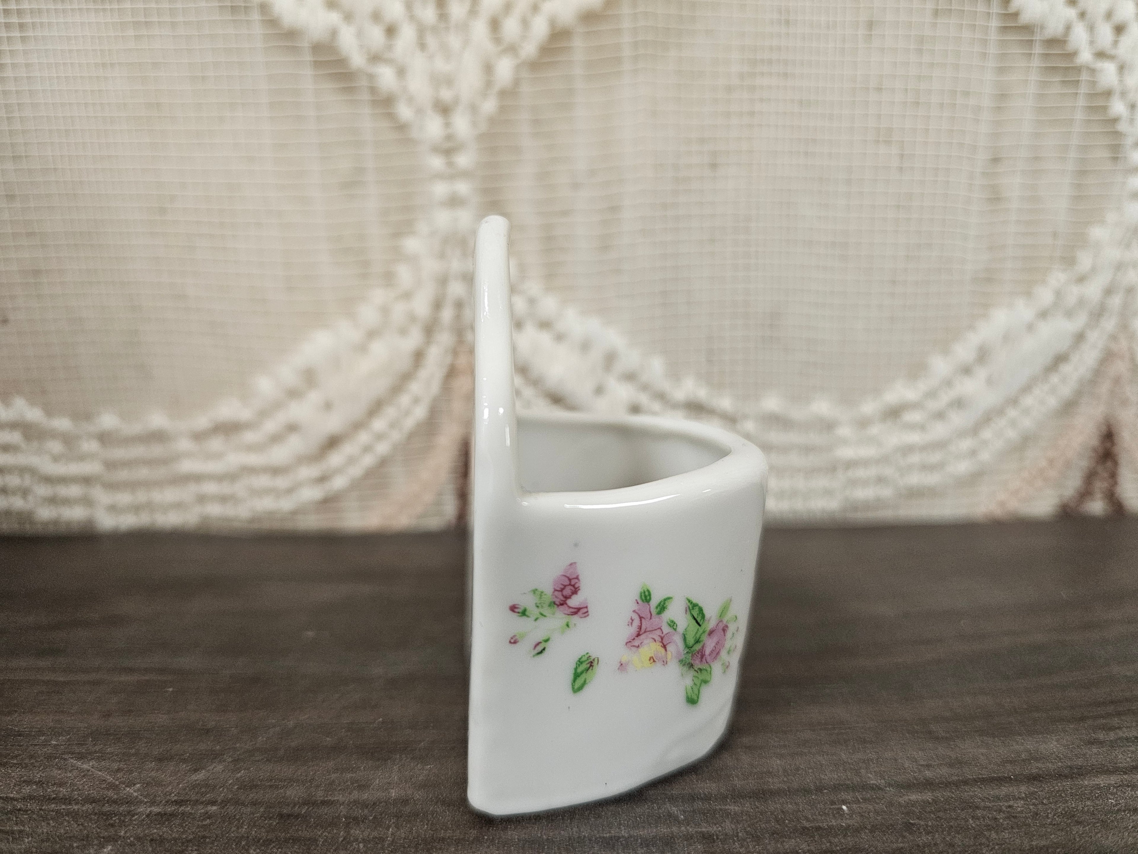 Vintage porseleinen wandhanger Rings and Things met roosjes