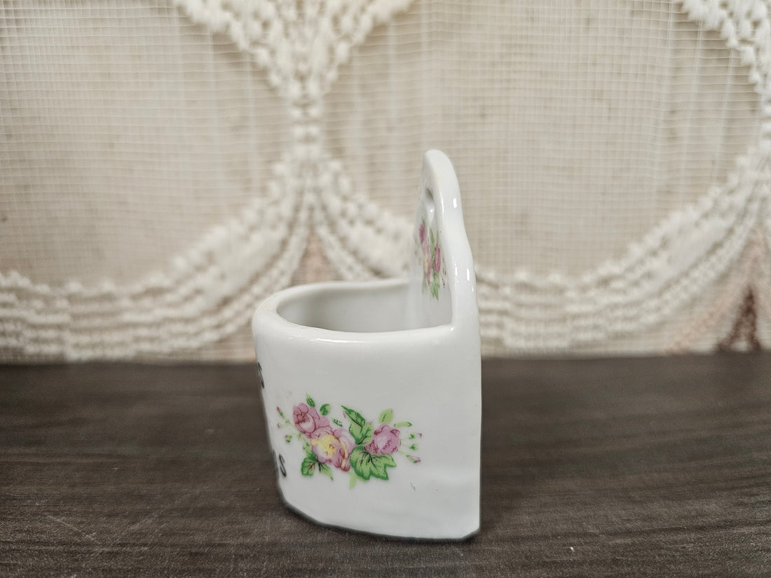 Vintage porseleinen wandhanger Rings and Things met roosjes