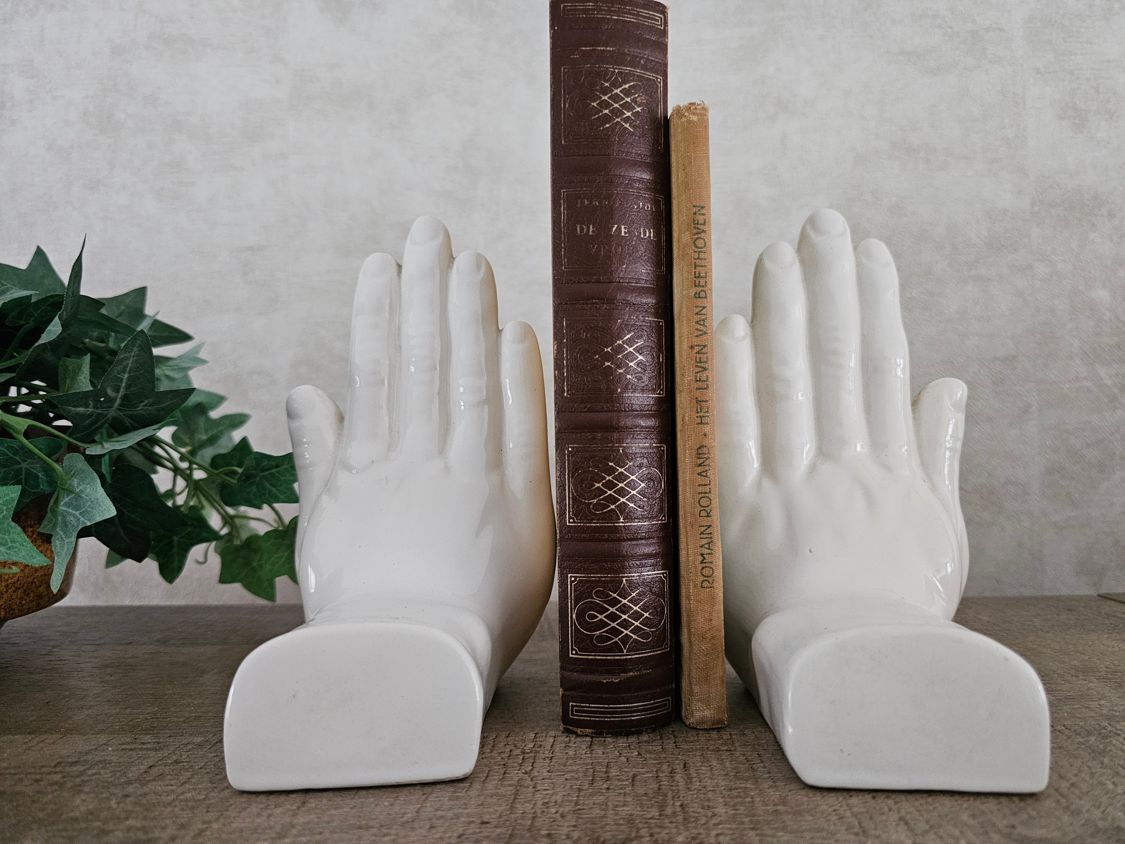 Jaren 80 wit keramiek hand boekensteun