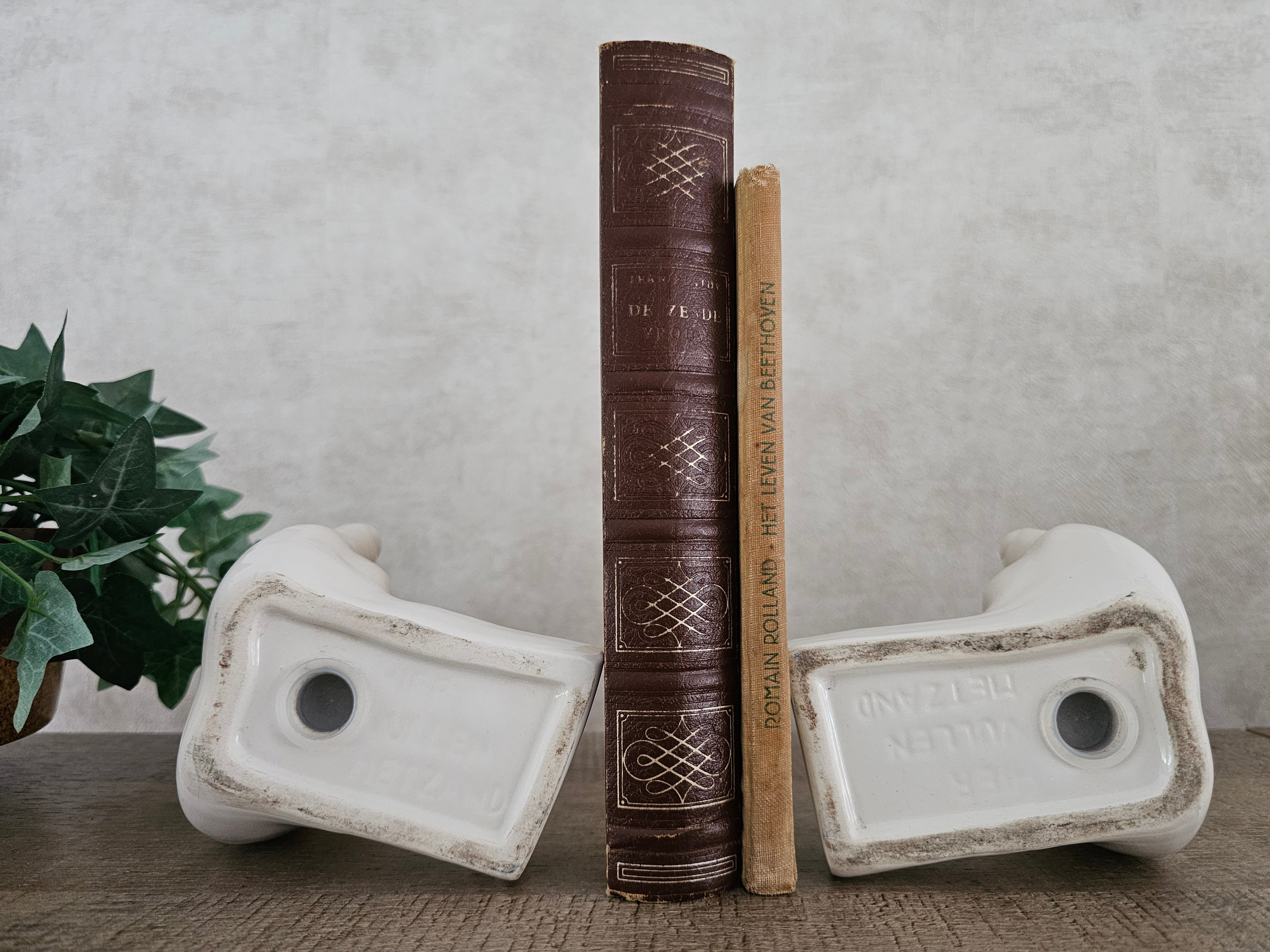 Jaren 80 wit keramiek hand boekensteun