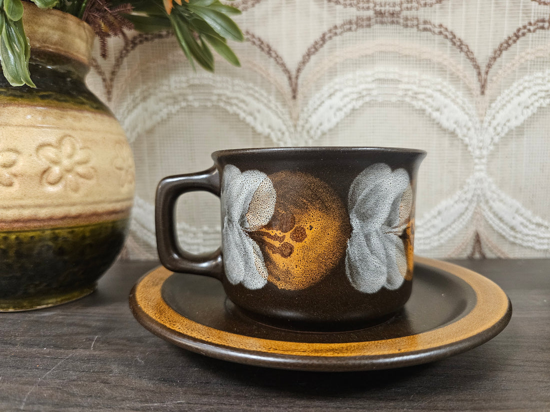 Vintage bruine soepkommen met bloemen