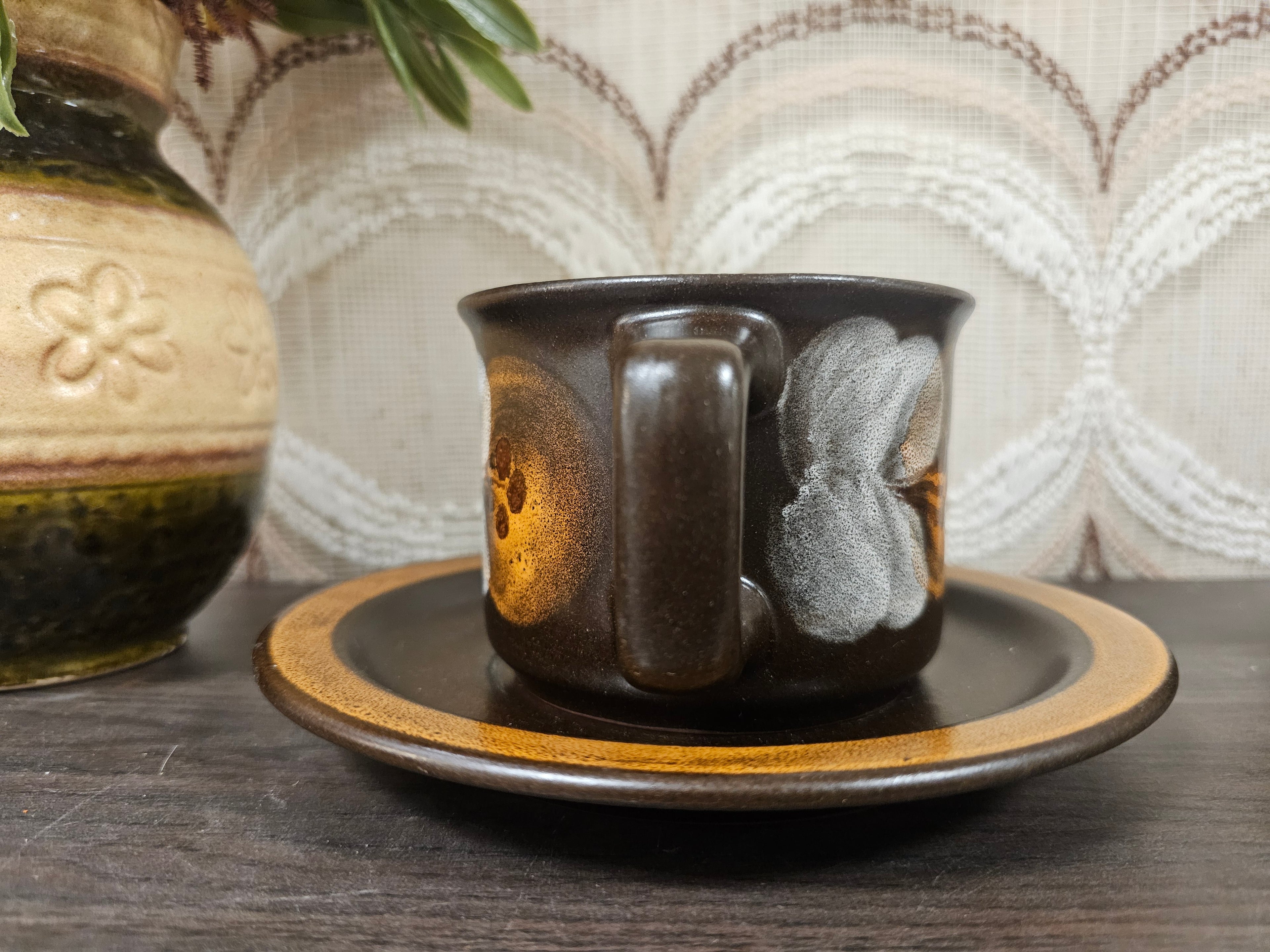 Vintage bruine soepkommen met bloemen