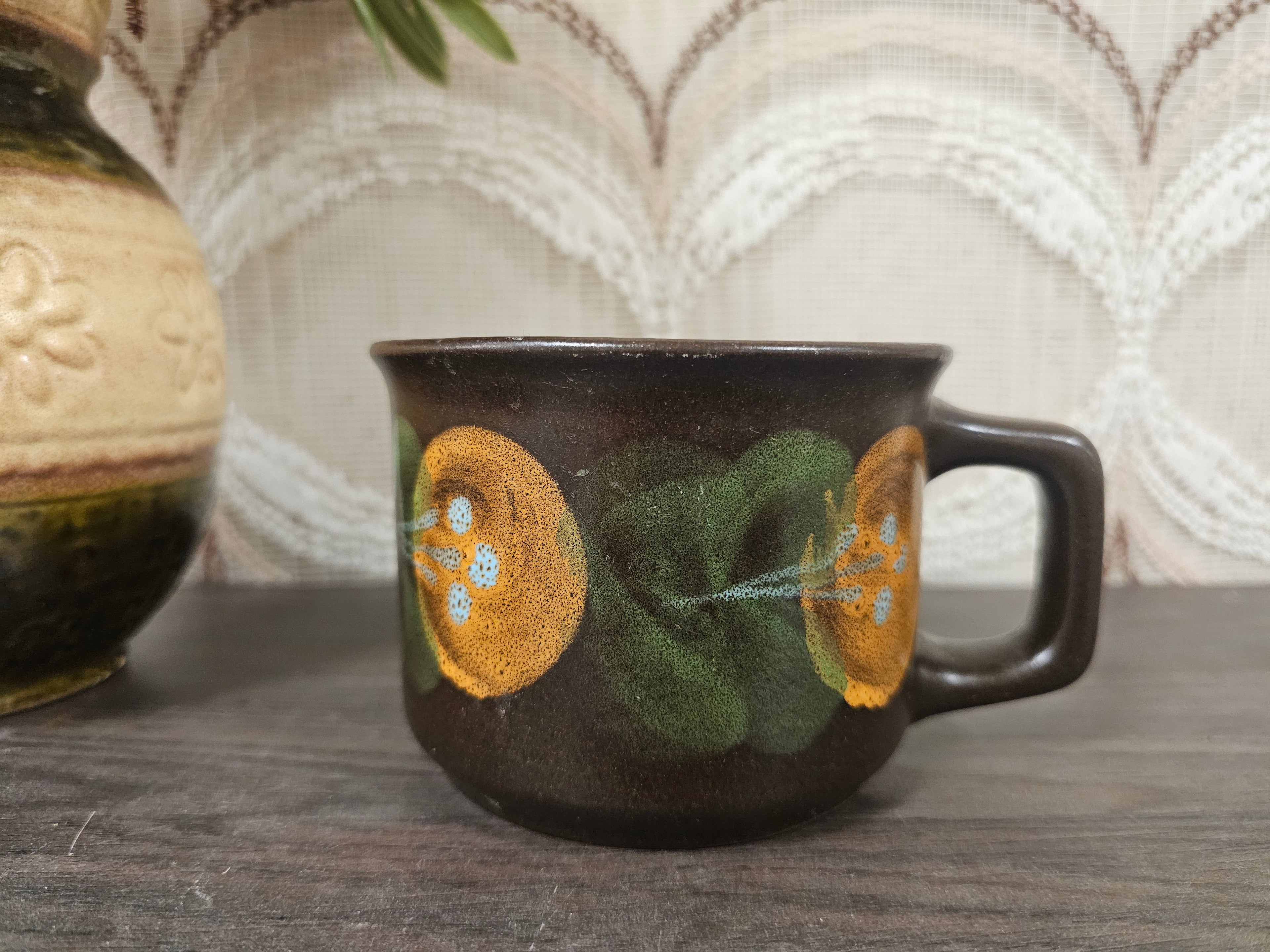 Vintage bruine soepkommen met bloemen