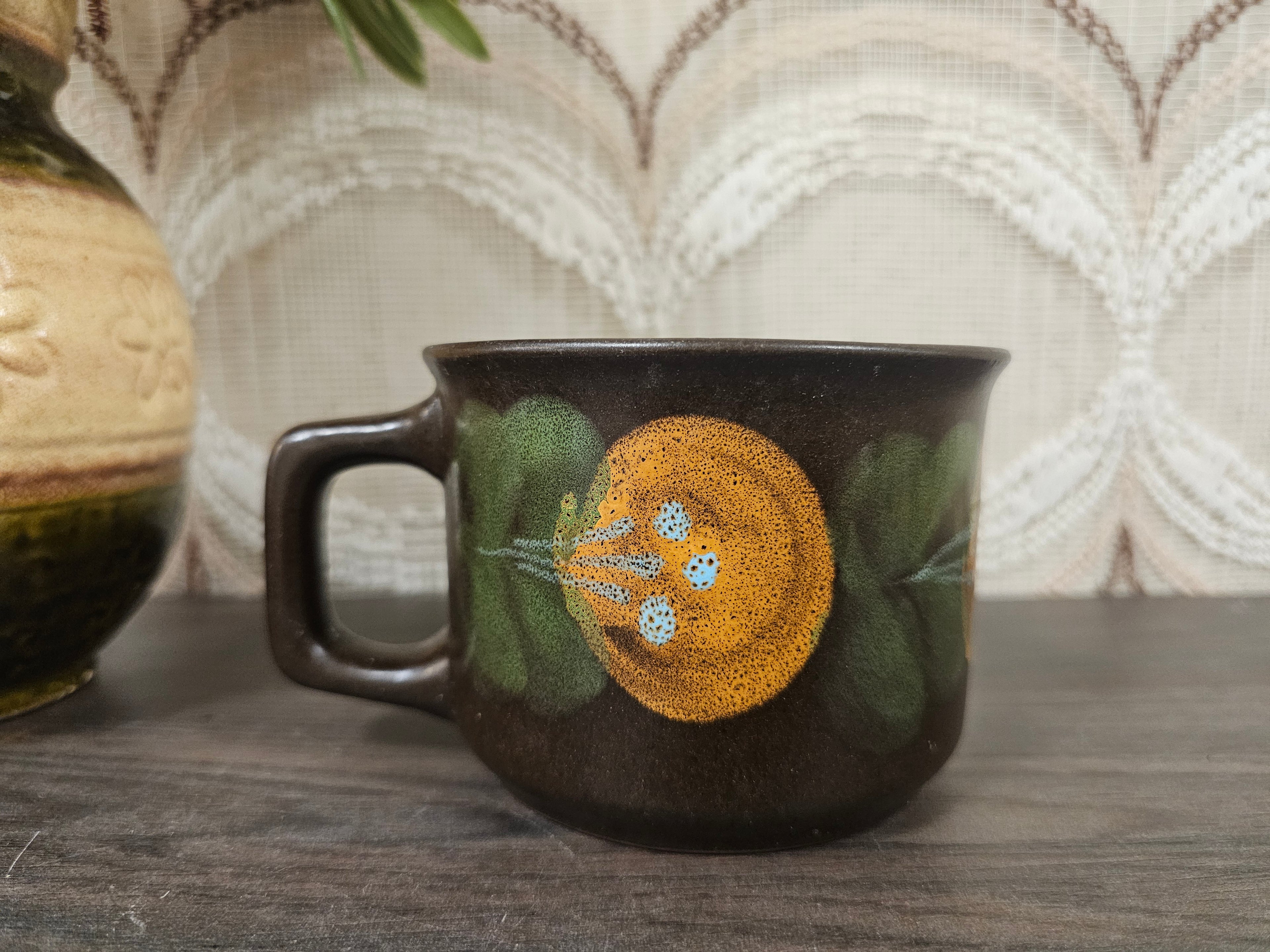 Vintage bruine soepkommen met bloemen