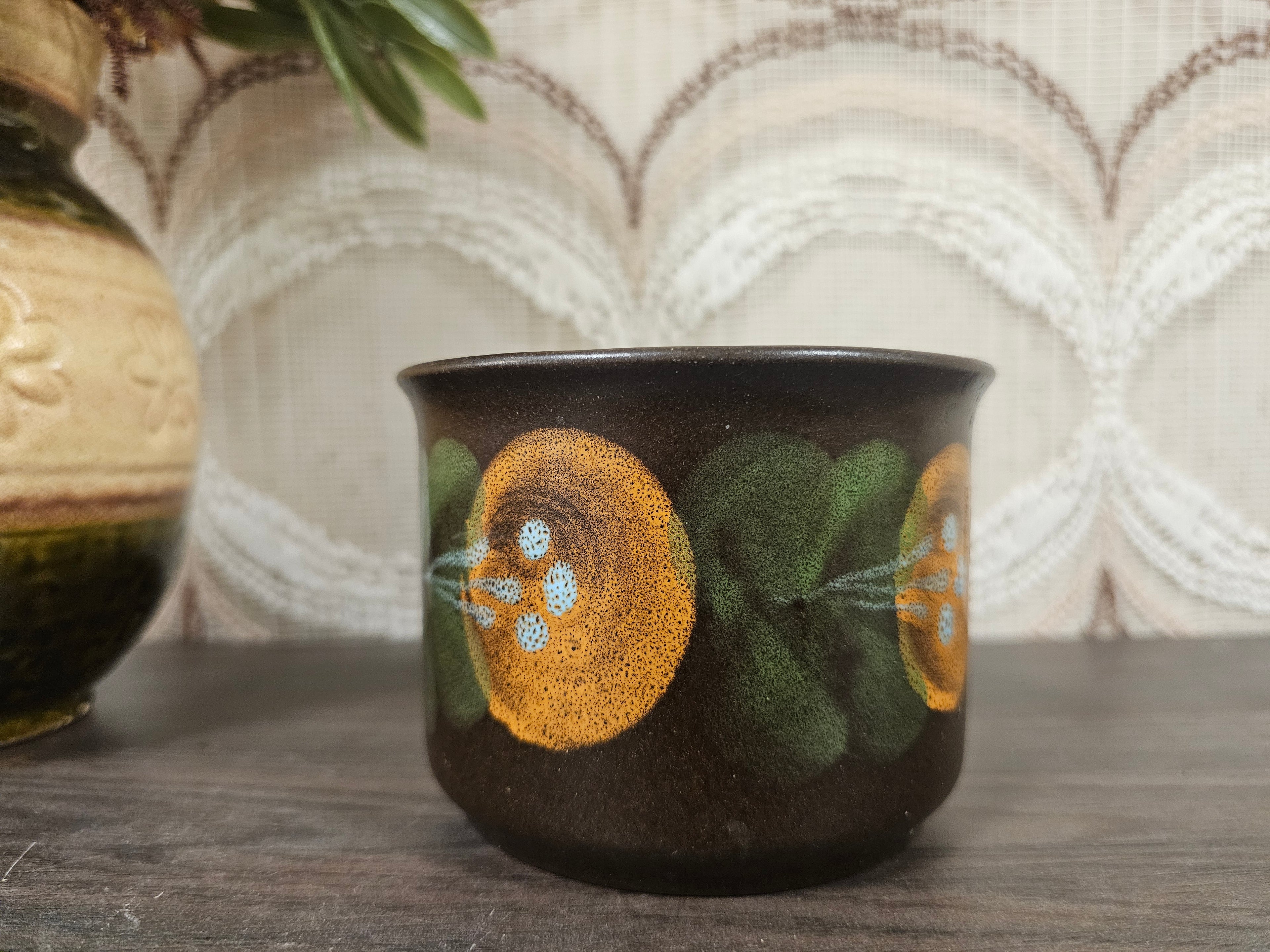Vintage bruine soepkommen met bloemen