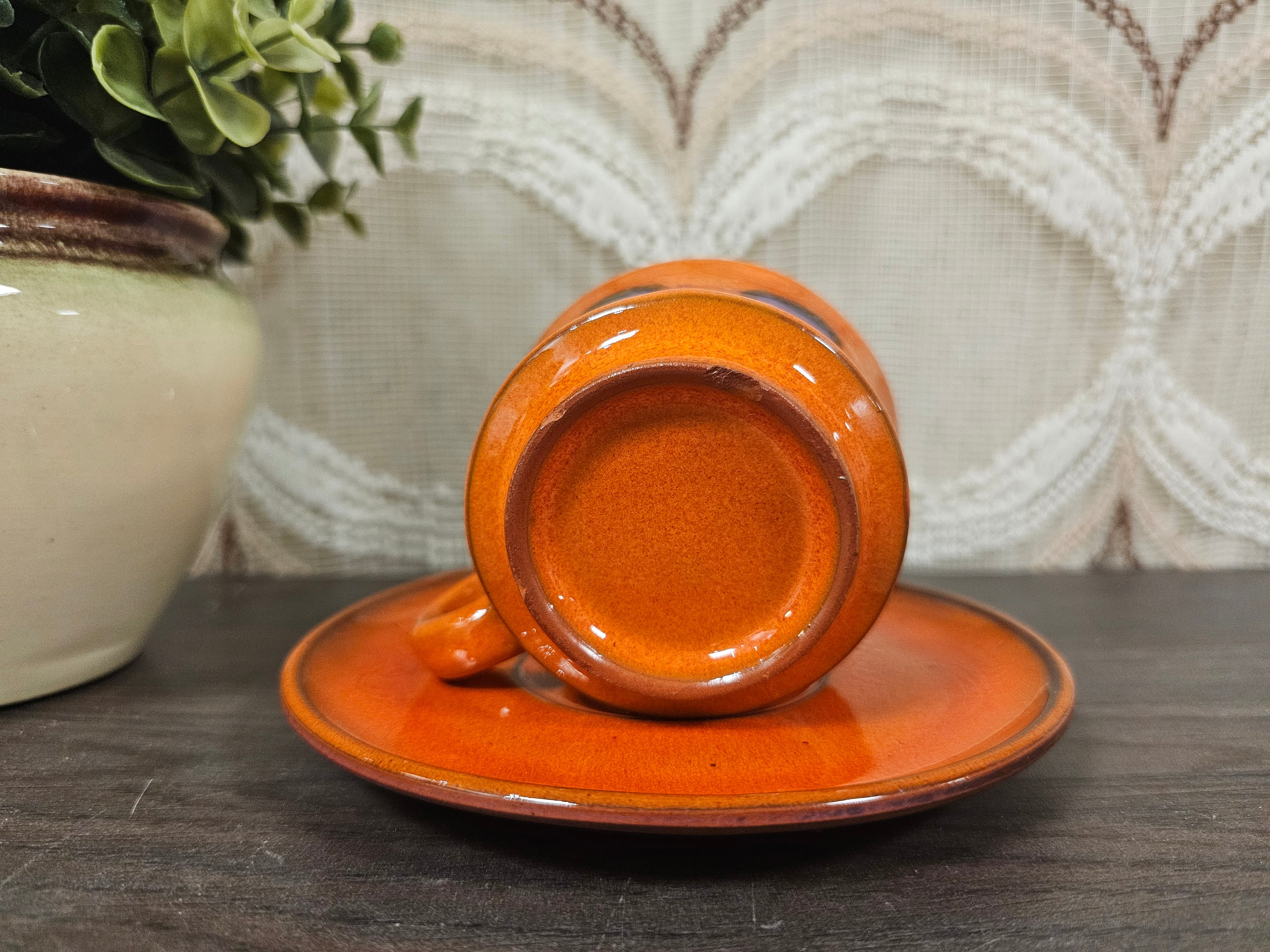 Kop en schotel oranje paarse fat lava
