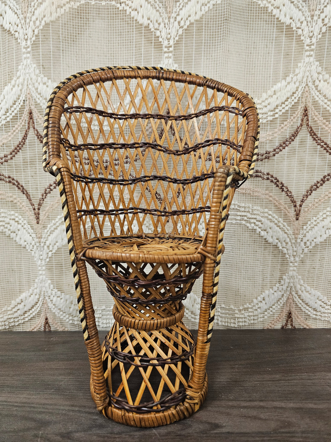 Pauwenstoel rotan poppenstoel 31 cm