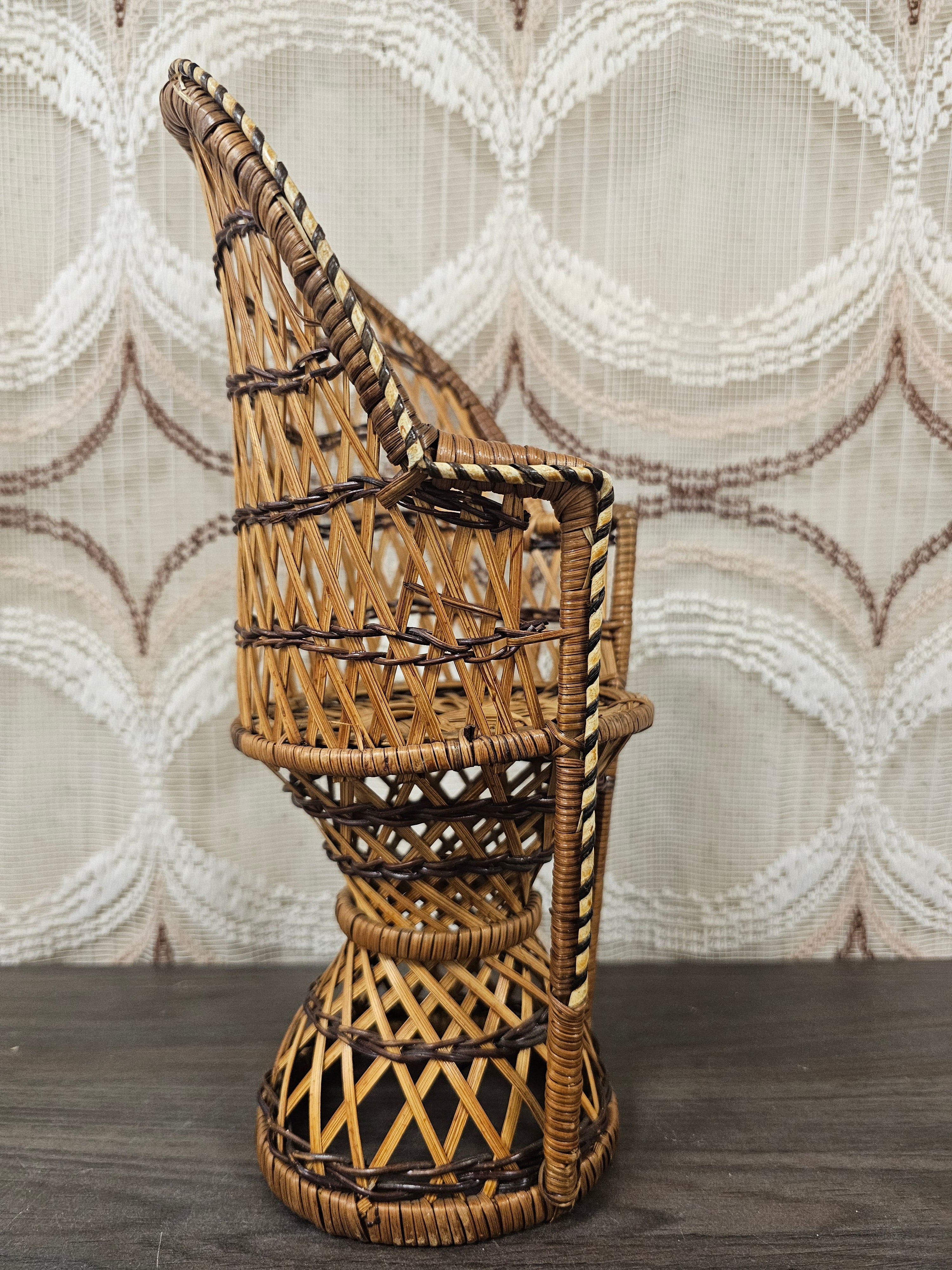 Pauwenstoel rotan poppenstoel 31 cm