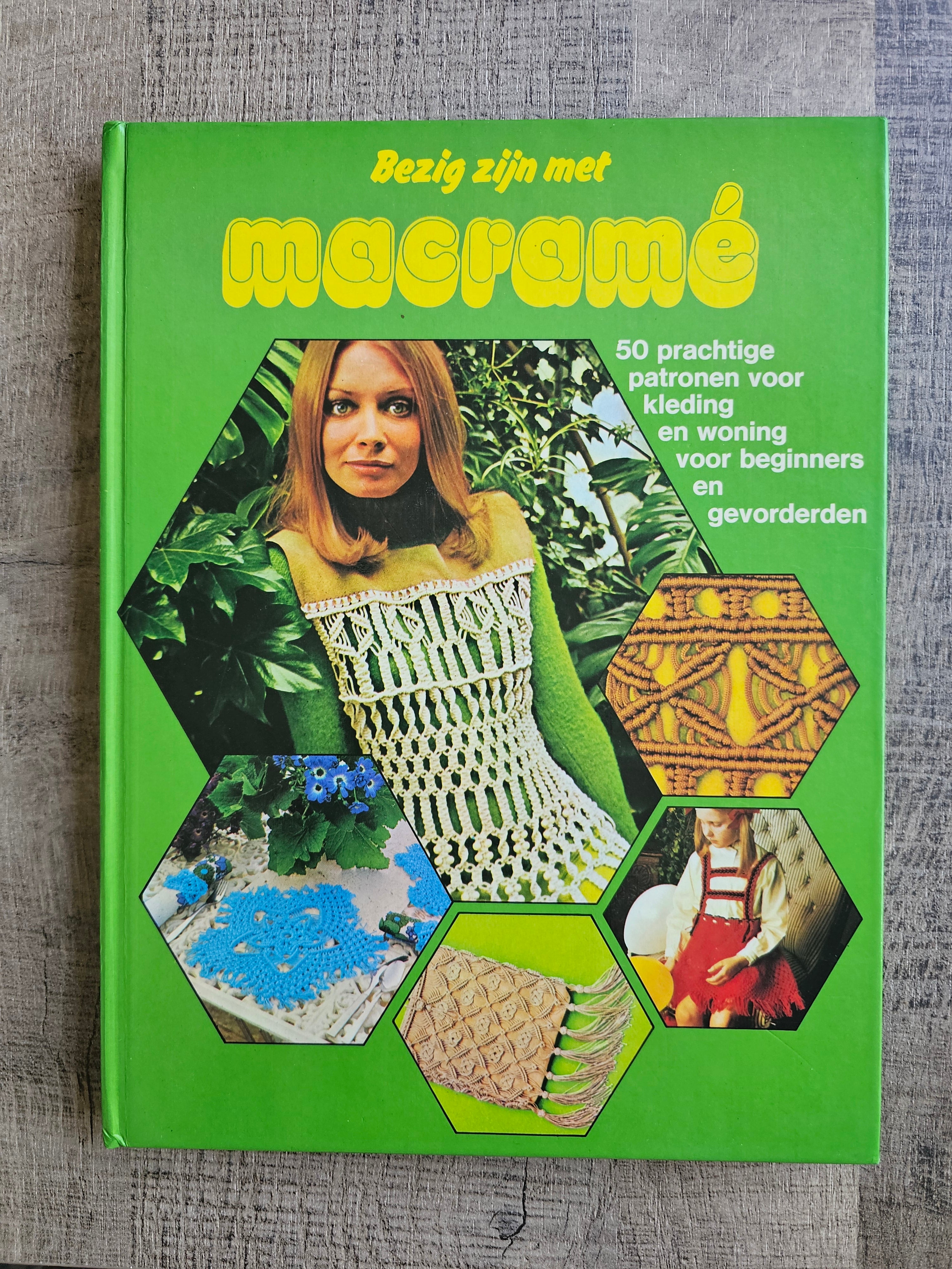 Bezig zijn met macramé - J.H.M. van Amelsvoort - uitgeverij Helmond.