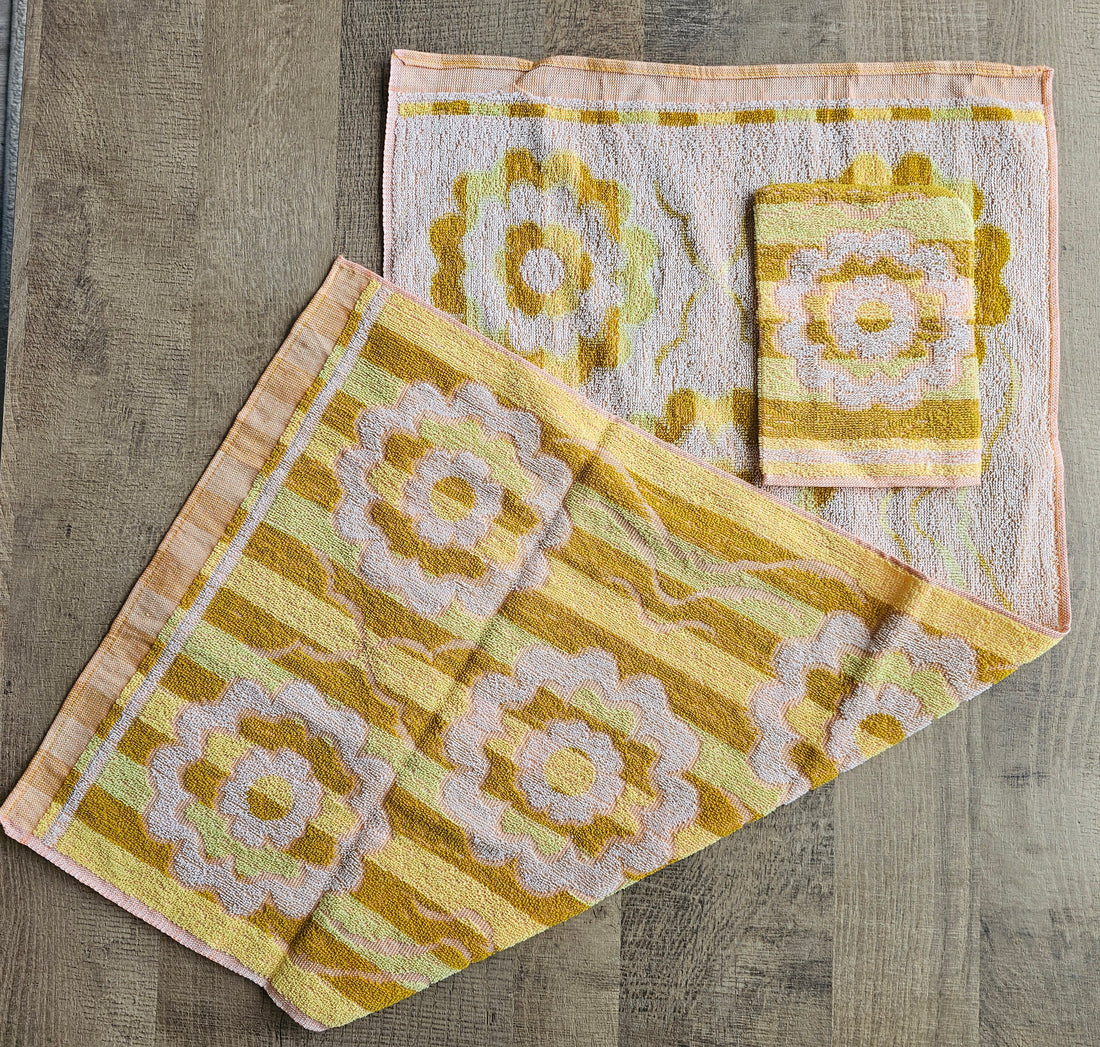 Handdoek + washand mosterd gebloemd