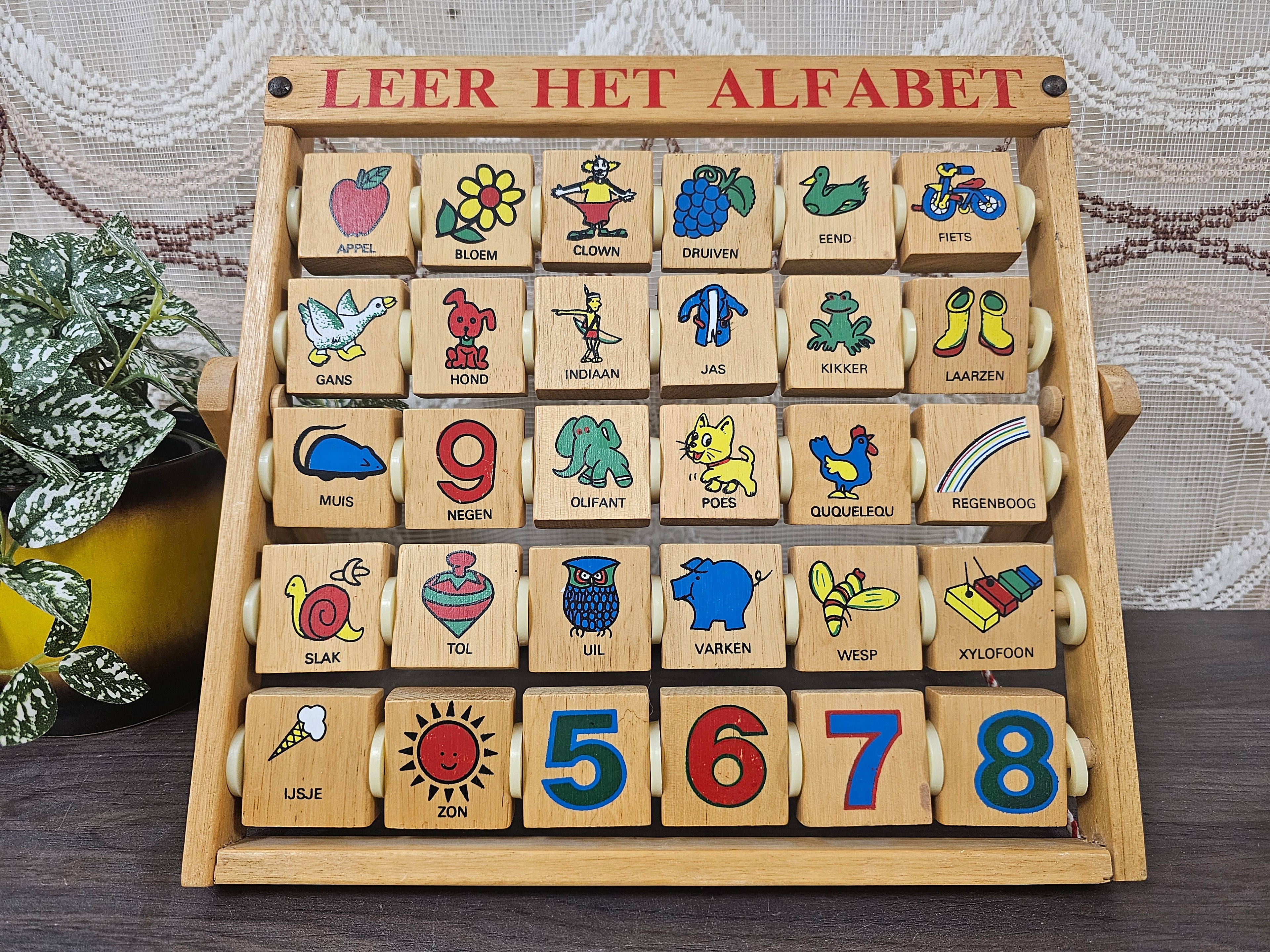Houten alfabetbord met letters en plaatjes