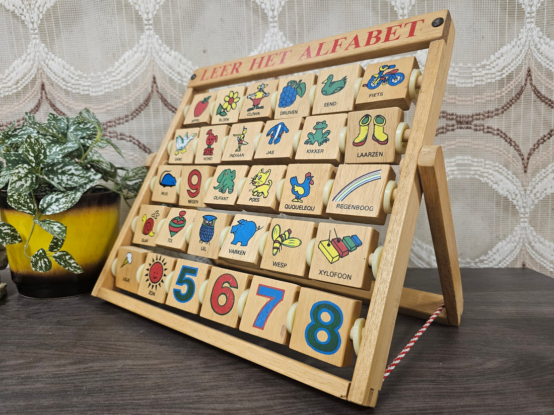 Houten alfabetbord met letters en plaatjes