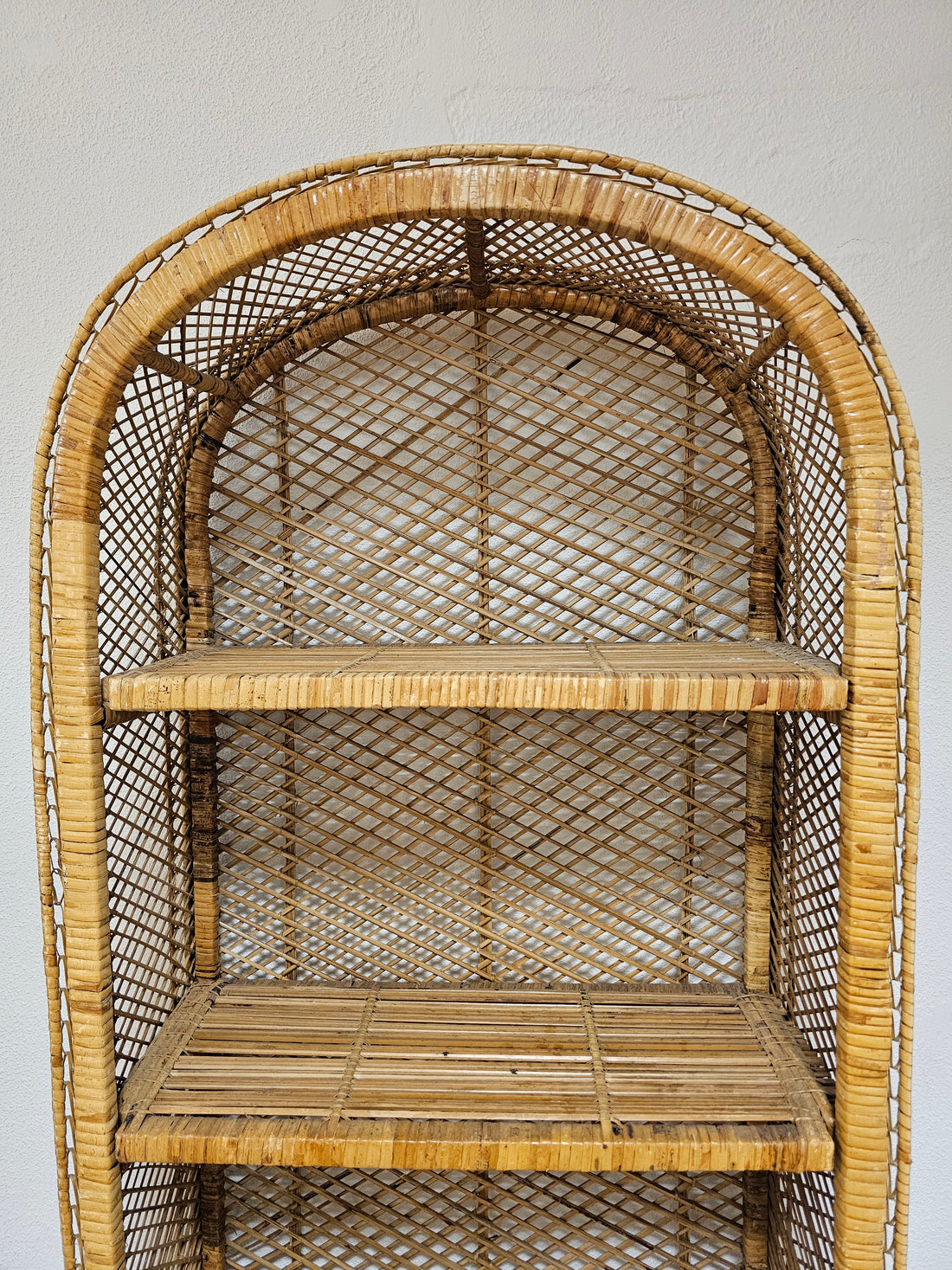 Rotan boogkast met 4 planken