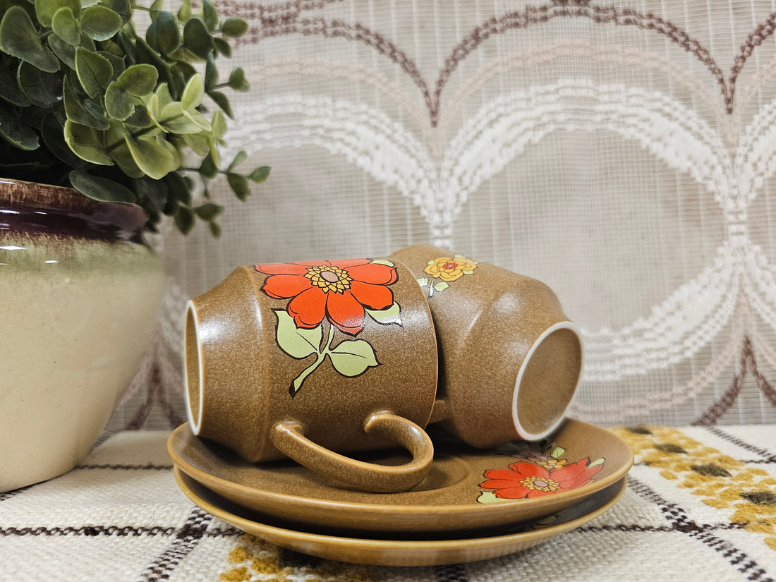 Vintage koffieservies jaren ’70 – bruin met oranje en gele bloemen