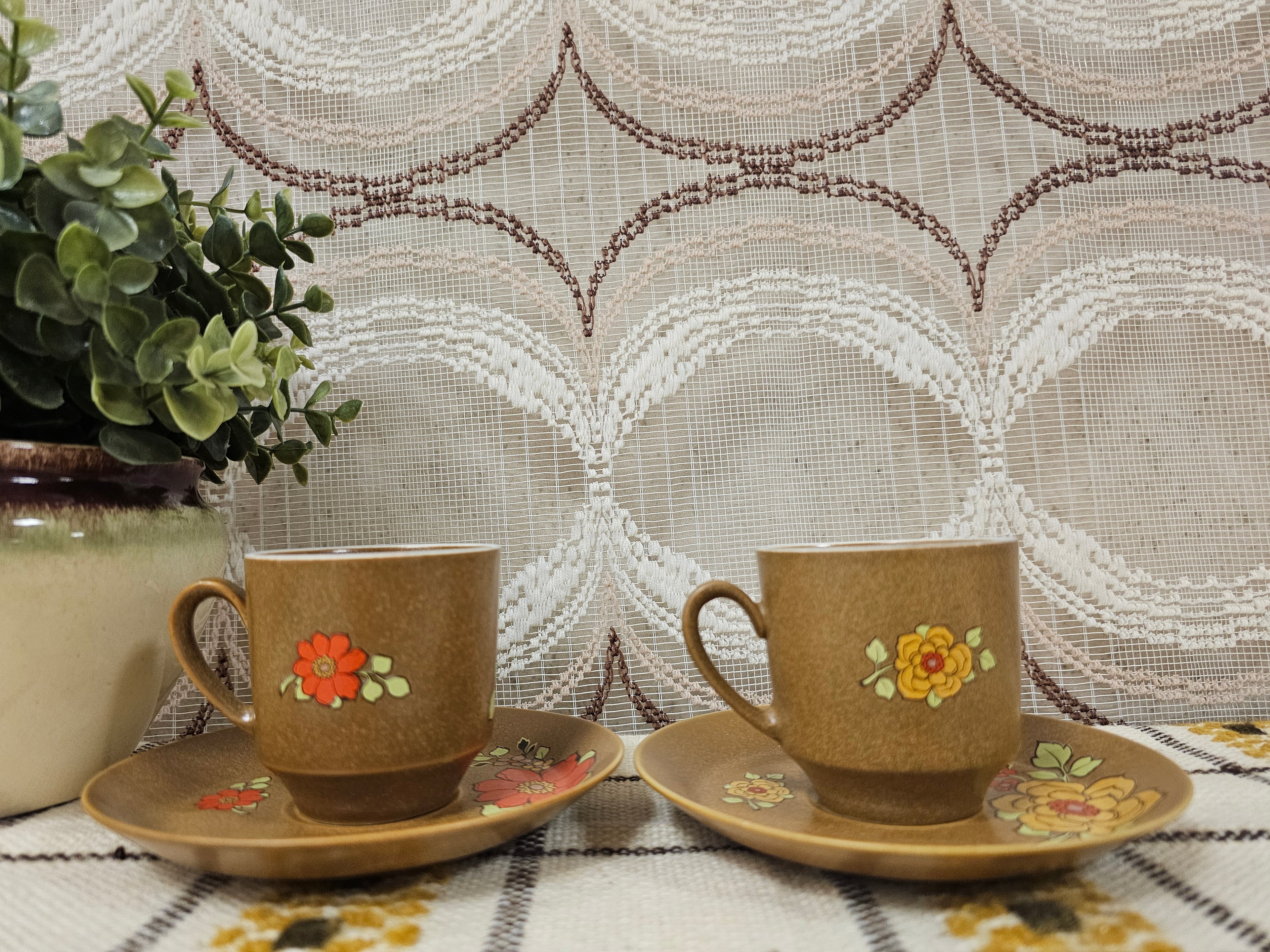 Vintage koffieservies jaren ’70 – bruin met oranje en gele bloemen