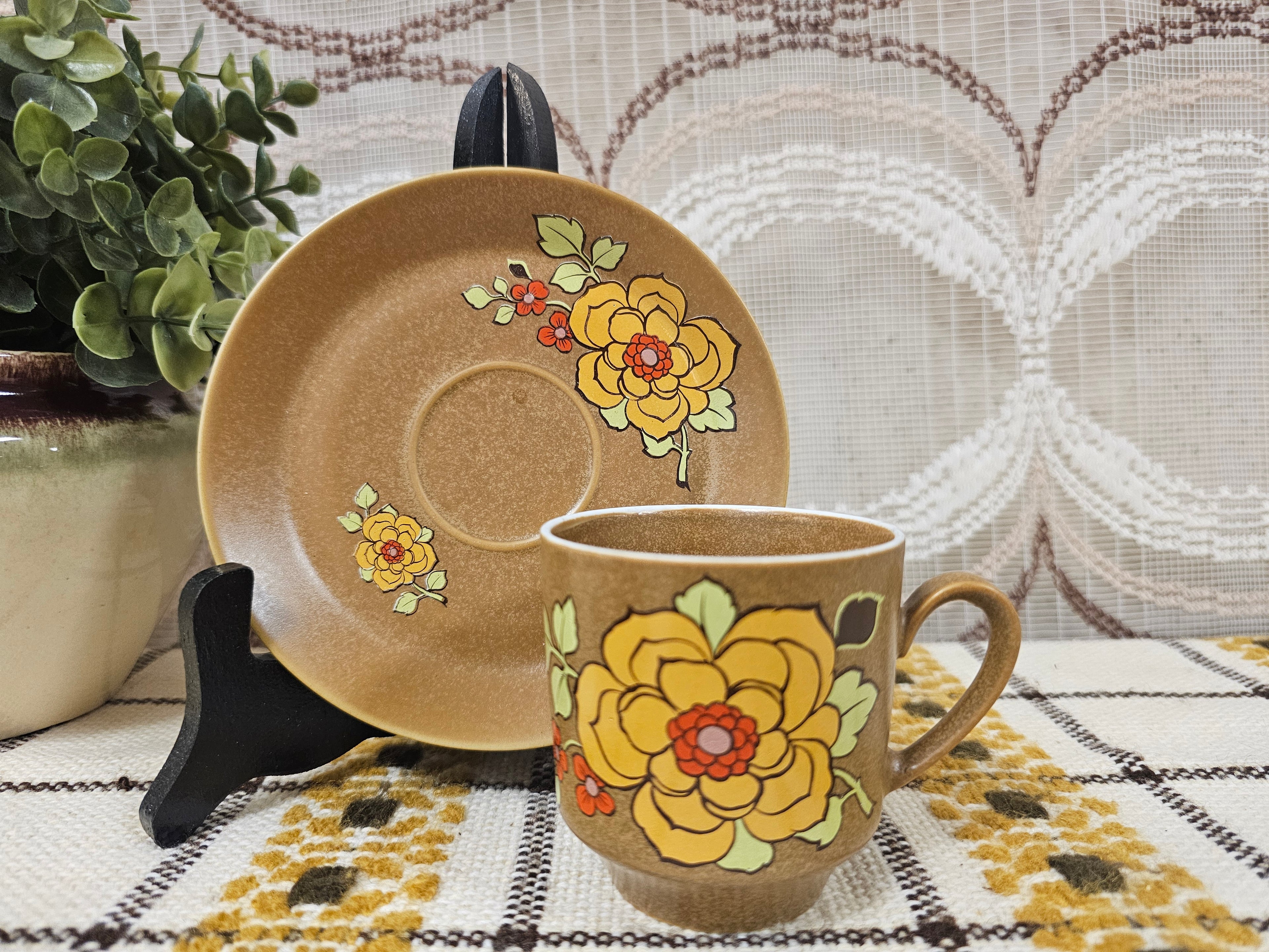 Vintage koffieservies jaren ’70 – bruin met oranje en gele bloemen